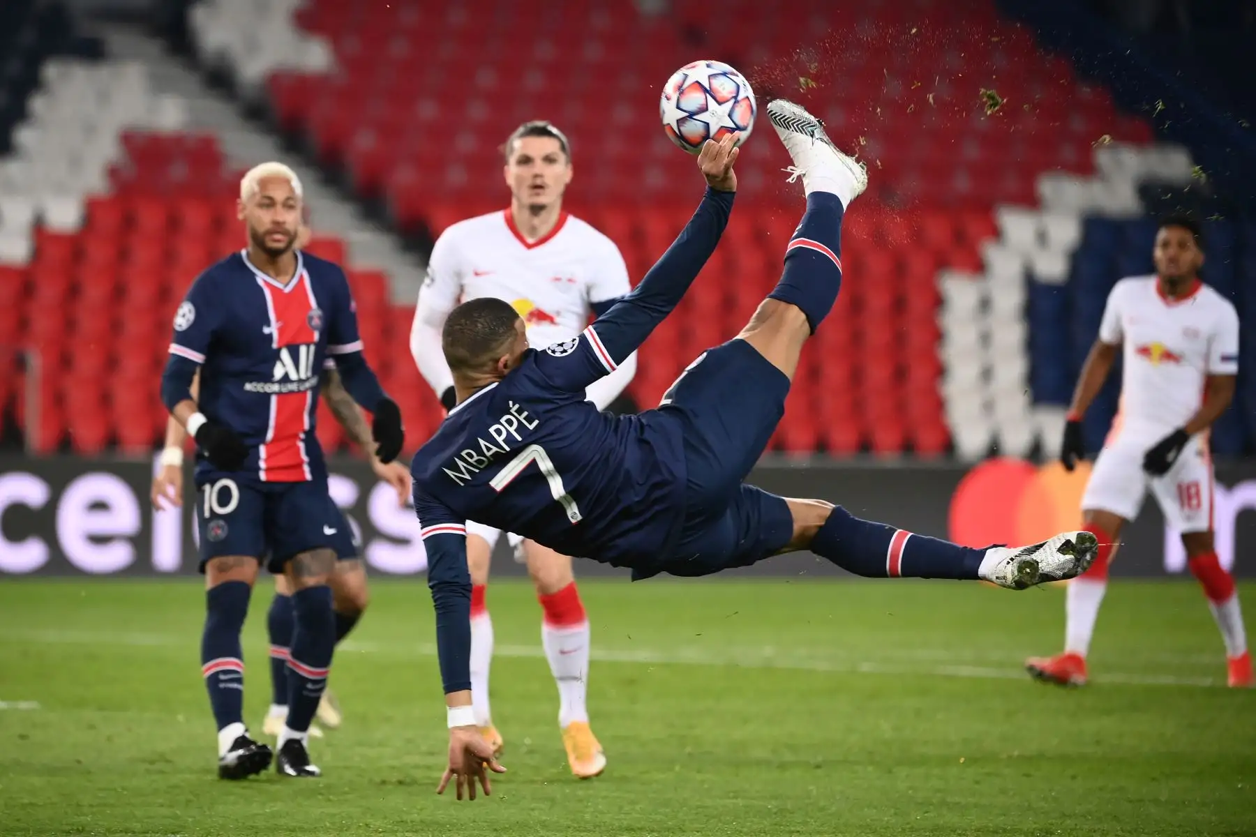 El delantero francés Kylian Mbappé del Paris Saint-Germain patea el balón con tijeras durante el partido de fútbol de segunda etapa del Grupo H de la Liga de Campeones de la UEFA. Foto: AFP