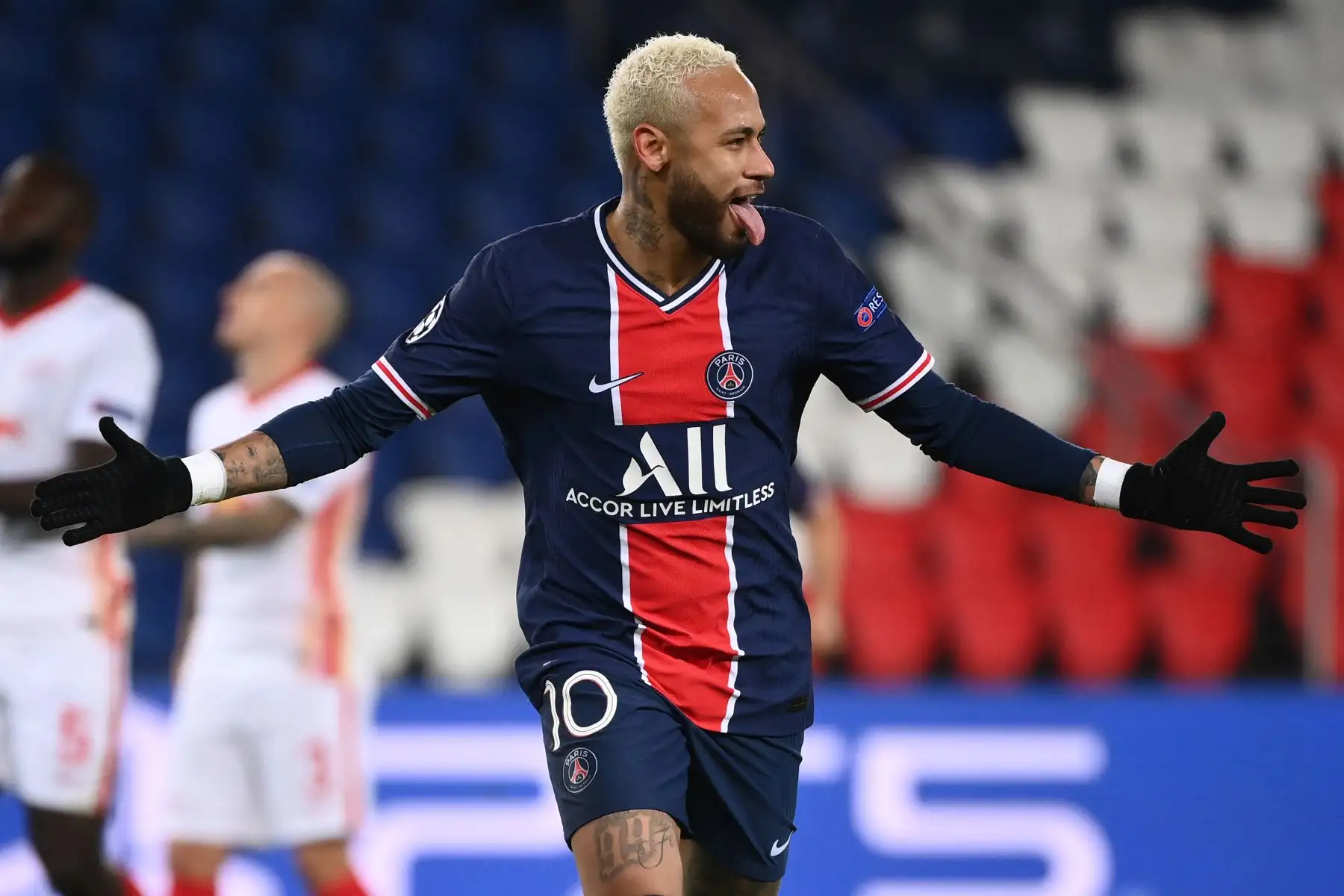 El delantero brasileño del Paris Saint-Germain, Neymar, celebra tras anotar un penalti durante el partido de vuelta del Grupo H de la Liga de Campeones de la UEFA. Foto: AFP