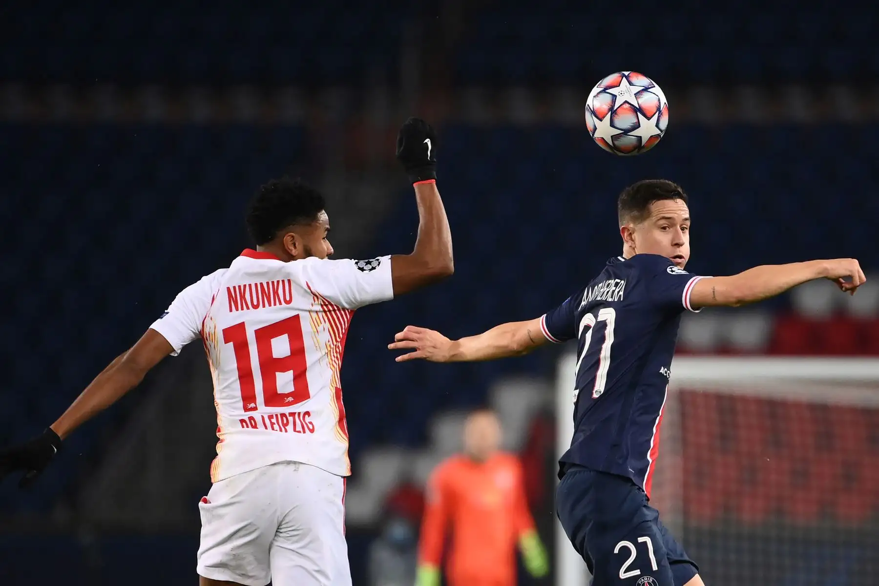 El centrocampista español del Paris Saint-Germain Ander Herrera compite por el balón con el centrocampista francés del Leipzig Christopher Nkunku durante el grupo H de la Liga de Campeones de la UEFA. Foto: AFP