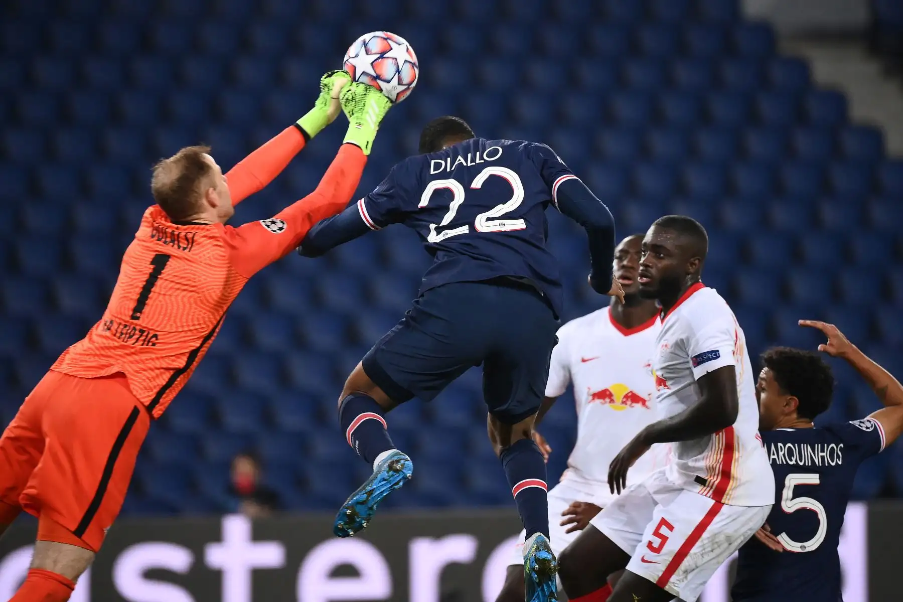 El portero húngaro de Leipzig Peter Gulacsi y el defensor francés del Paris Saint-Germain Abdou Diallo saltan por el balón durante el Grupo H de la Liga de Campeones de la UEFA. Foto: AFP