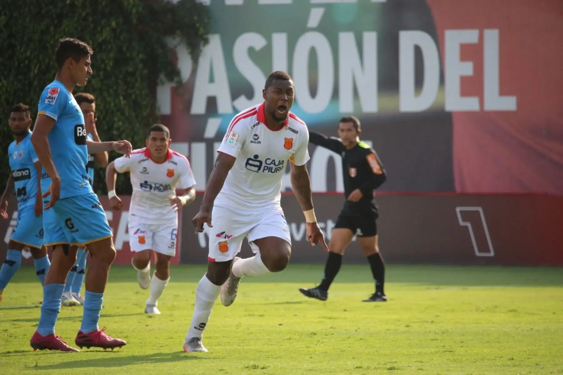 Jeferson Collazos celebra junto a sus compañeros del Atlético Grau tras anotar ante Binacional por la octava fecha de la fase 2, en la Videna. Foto: Liga 1