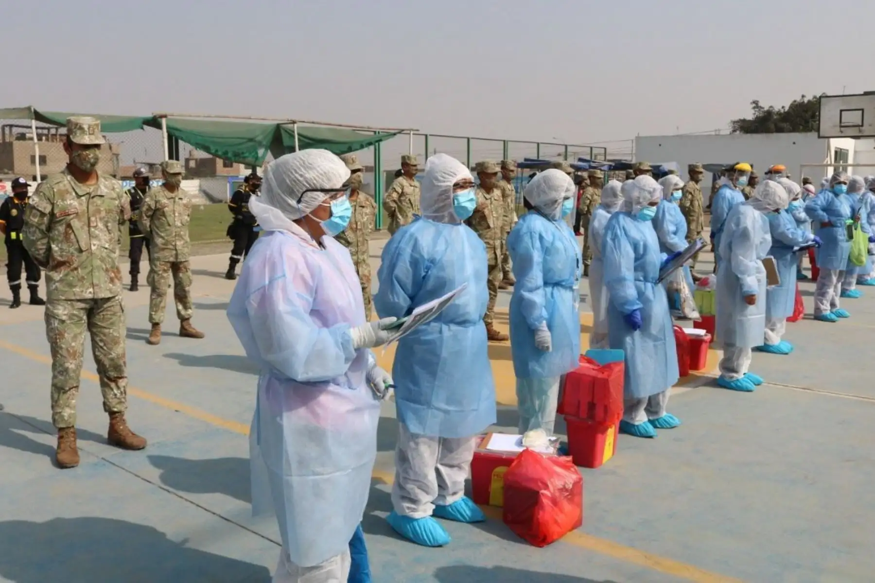 Hoy, en Carabayllo, Equipos de Respuesta Rápida del Minsa realizaron evaluación y descarte de covid-19, con pruebas moleculares, a 481 personas vulnerables. Como parte de la intervención, los especialistas visitaron 330 viviendas del distrito. Foto: Minsa