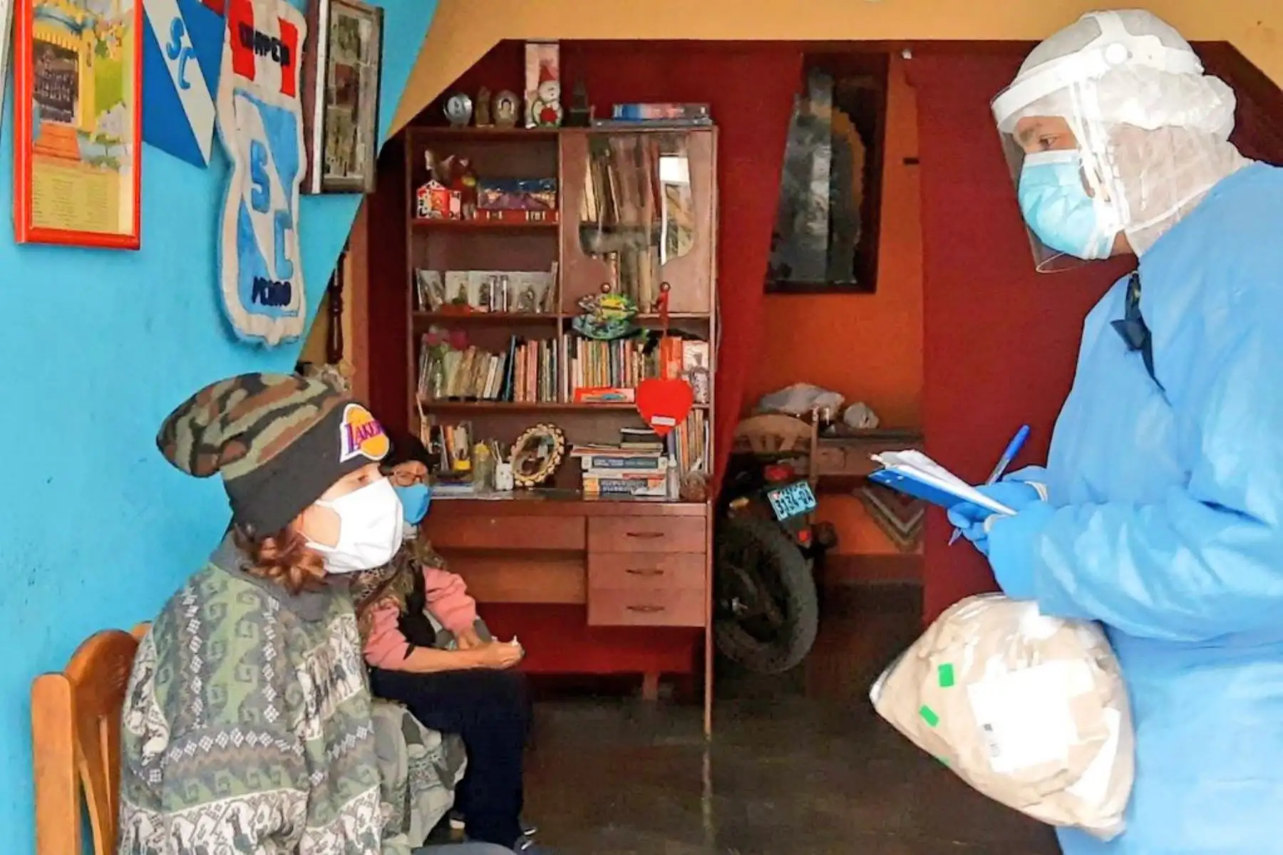 Hoy, en Carabayllo, Equipos de Respuesta Rápida del Minsa realizaron evaluación y descarte de covid-19, con pruebas moleculares, a 481 personas vulnerables. Como parte de la intervención, los especialistas visitaron 330 viviendas del distrito. Foto: Minsa