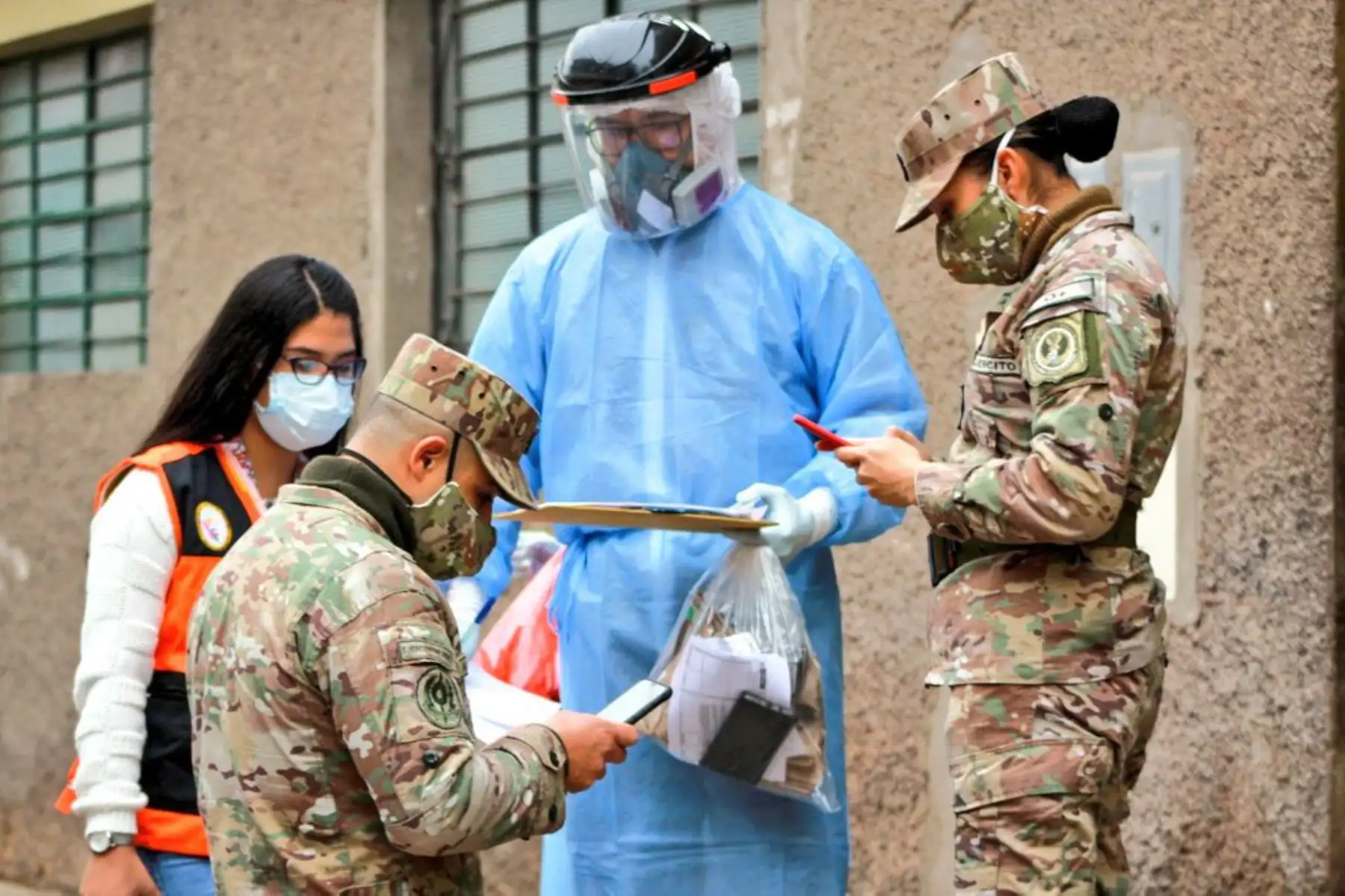 Hoy, en Carabayllo, Equipos de Respuesta Rápida del Minsa realizaron evaluación y descarte de covid-19, con pruebas moleculares, a 481 personas vulnerables. Como parte de la intervención, los especialistas visitaron 330 viviendas del distrito. Foto: Minsa