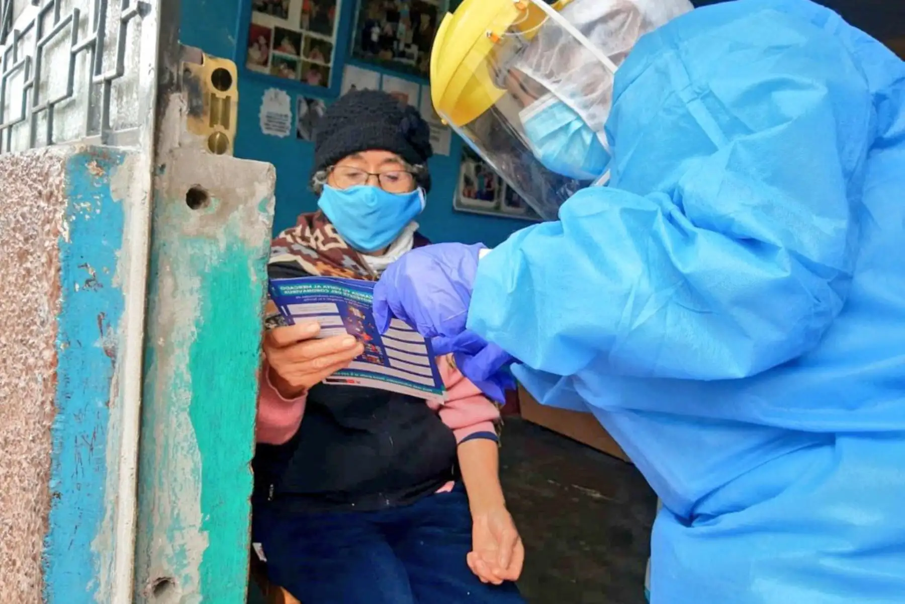 Hoy, en Carabayllo, Equipos de Respuesta Rápida del Minsa realizaron evaluación y descarte de covid-19, con pruebas moleculares, a 481 personas vulnerables. Como parte de la intervención, los especialistas visitaron 330 viviendas del distrito. Foto: Minsa