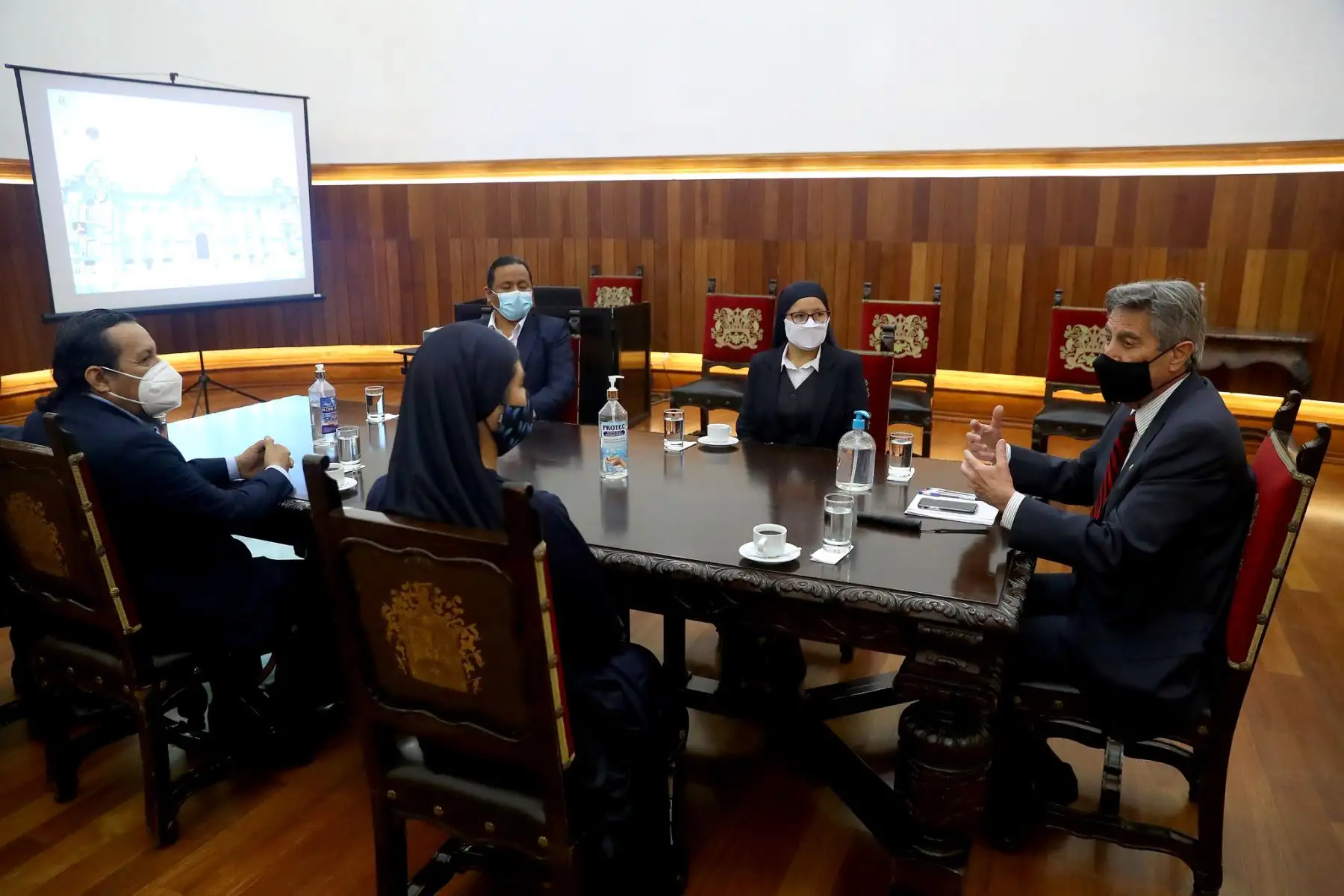 El presidente de la República, Francisco Sagasti, continuando con la ronda de reuniones con los líderes de las organizaciones políticas con representación parlamentaria, esta tarde sostuvo un encuentro con miembros del Frente Popular Agrícola del Perú (FREPAP). Foto: ANDINA/Prensa Presidencia