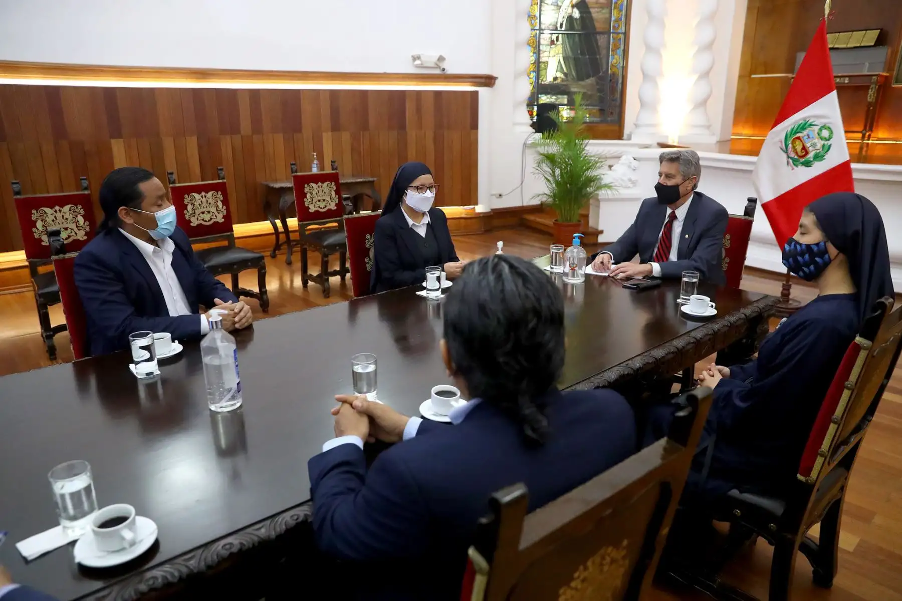 El presidente de la República, Francisco Sagasti, continuando con la ronda de reuniones con los líderes de las organizaciones políticas con representación parlamentaria, esta tarde sostuvo un encuentro con miembros del Frente Popular Agrícola del Perú (FREPAP). Foto: ANDINA/Prensa Presidencia