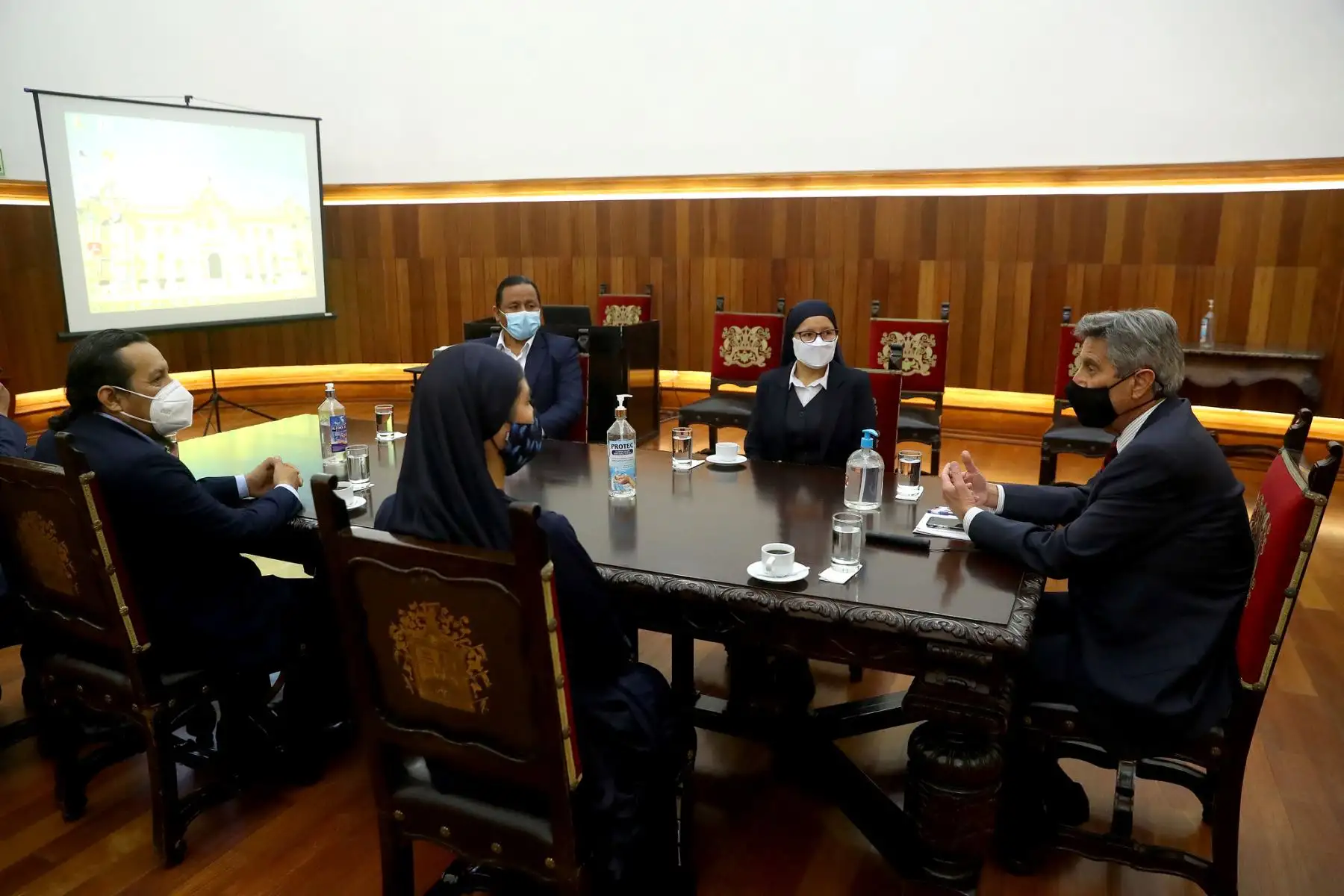 El presidente de la República, Francisco Sagasti, continuando con la ronda de reuniones con los líderes de las organizaciones políticas con representación parlamentaria, esta tarde sostuvo un encuentro con miembros del Frente Popular Agrícola del Perú (FREPAP). Foto: ANDINA/Prensa Presidencia