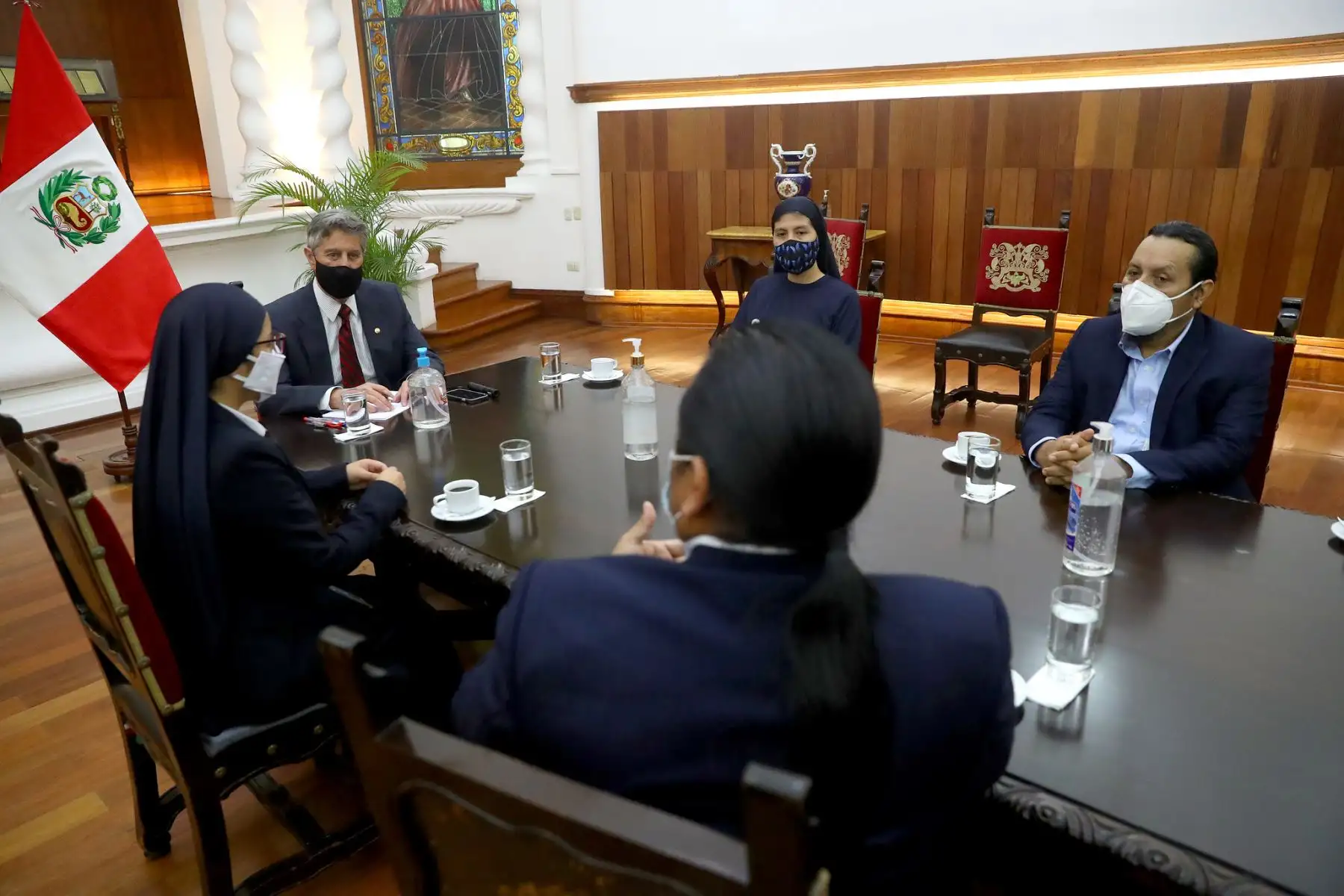 El presidente de la República, Francisco Sagasti, continuando con la ronda de reuniones con los líderes de las organizaciones políticas con representación parlamentaria, esta tarde sostuvo un encuentro con miembros del Frente Popular Agrícola del Perú (FREPAP). Foto: ANDINA/Prensa Presidencia