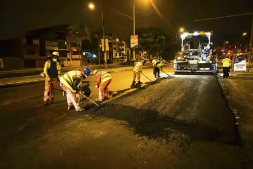 Para este tipo de tareas es necesaria la participación de ingenieros, técnicos y operarios, así como el uso de maquinaria especializada, tipo volquetes y asfaltadoras, entre otros equipos. Foto: ANDINA/Municipalidad de Lima