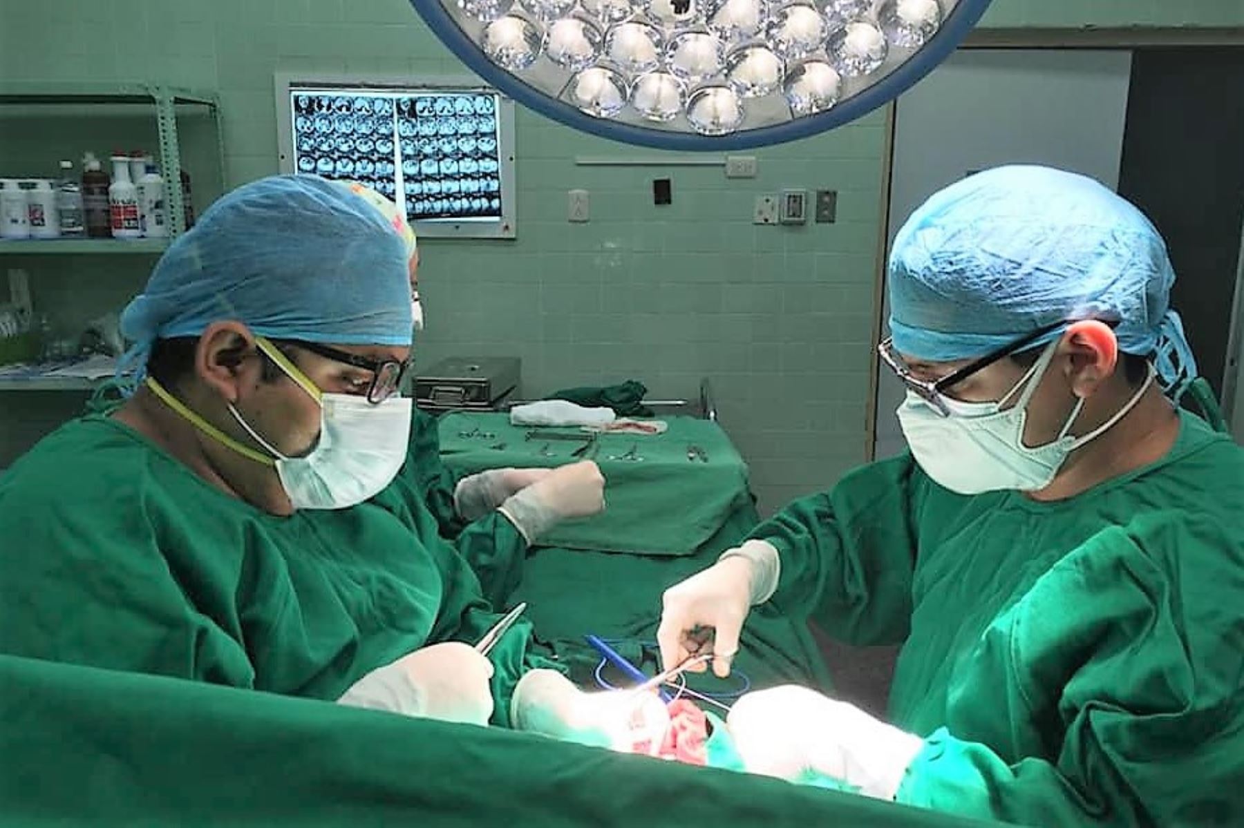Cirujanos oncólogos del hospital Eleazar Guzmán de Chimbote operan a un paciente oncológico. Estas intervenciones estaban suspendidas desde marzo por la pandemia del covid-19. ANDINA/Difusión