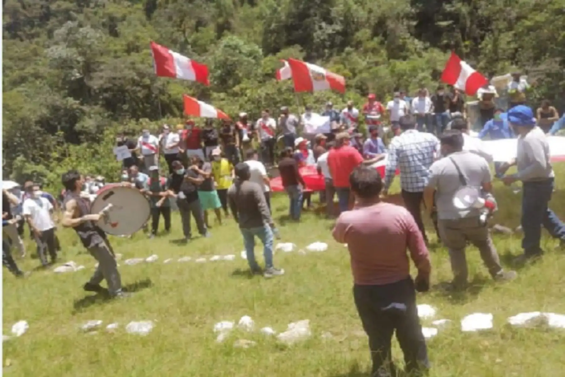 Las protestas contra las empresas privadas comenzaron hoy con la participación de centenares de pobladores que marcharon por la ciudad de Machu Picchu, Ollantaytambo y tramos de la vía férrea.