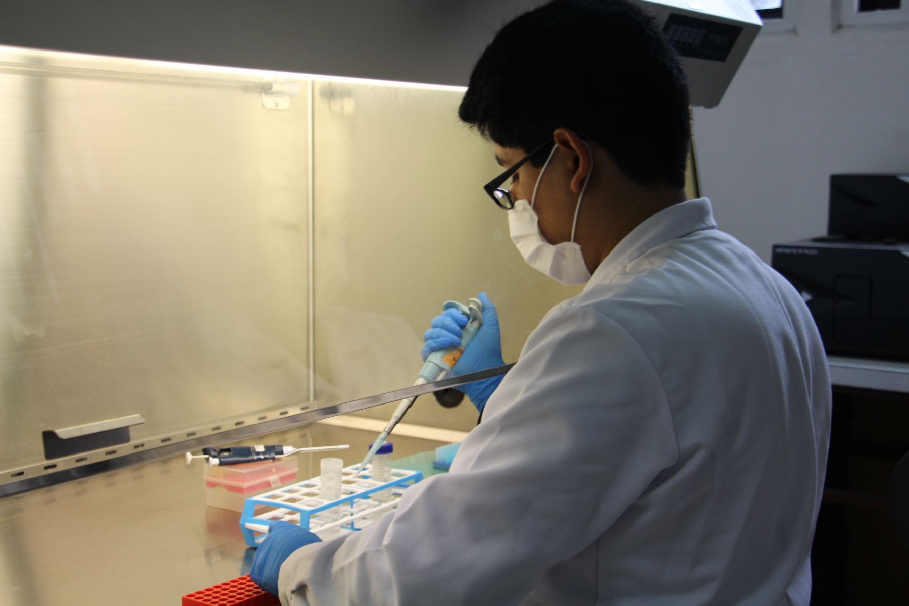 Jóvenes investigadores ganan medalla de oro en competencia mundial de biotecnología