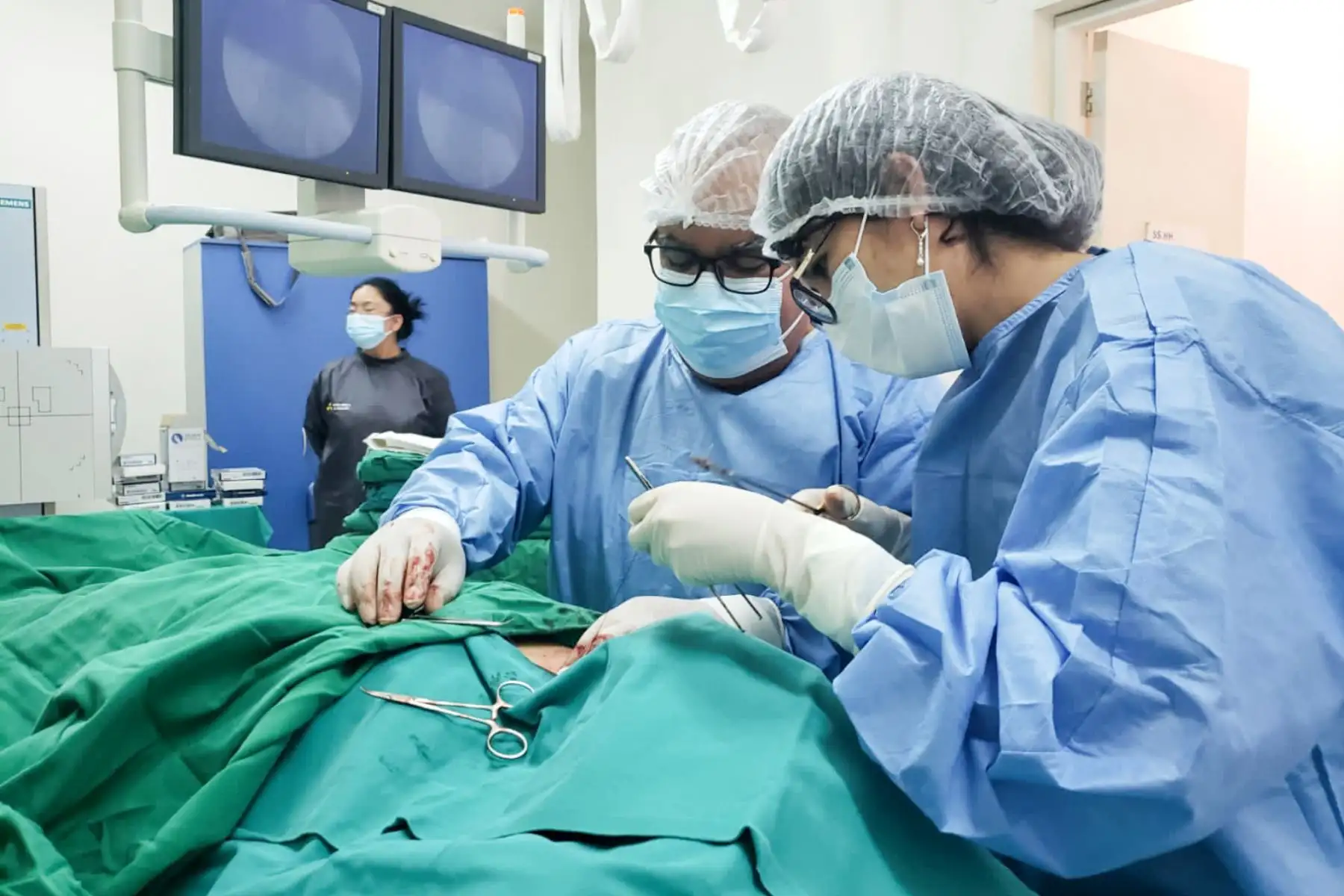 La Red Asistencial Tacna del Seguro Social de Salud – EsSalud realizó un exitoso operativo múltiple de colocación de marcapasos y cambio de generador en pacientes tacneños, evitando que los pacientes sean referidos a otros centros asistenciales y puedan ser atendidos en la región. Foto: ANDINA/EsSalud