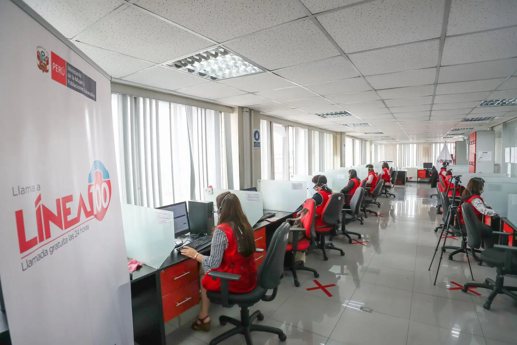 Premier Violeta Bermúdez visita al equipo de la Línea 100 del MIMP, servicio gratuito de 24 horas, especializado en brindar información, orientación, consejería y soporte emocional a las personas afectadas en hechos de violencia. Foto: ANDINA/PCM