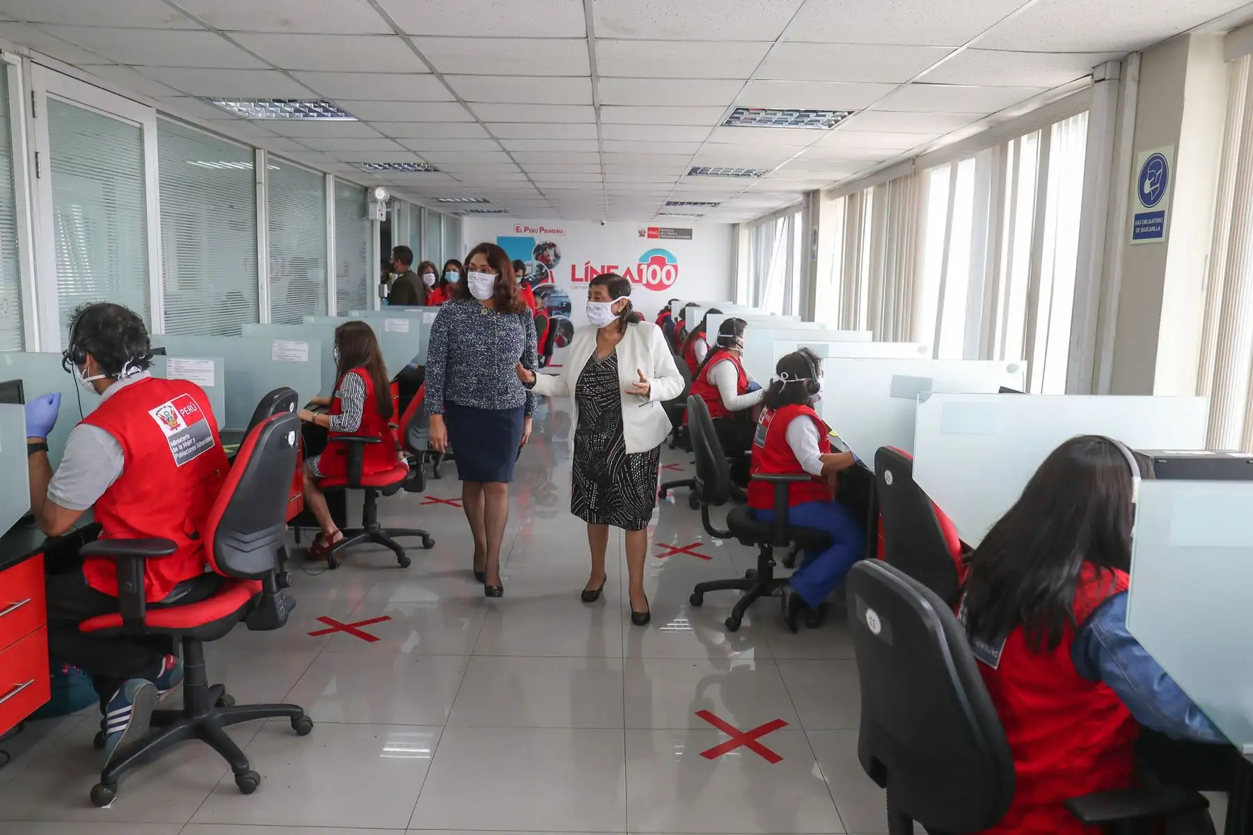 Premier Violeta Bermúdez visita al equipo de la Línea 100 del MIMP, servicio gratuito de 24 horas, especializado en brindar información, orientación, consejería y soporte emocional a las personas afectadas en hechos de violencia. Foto: ANDINA/PCM