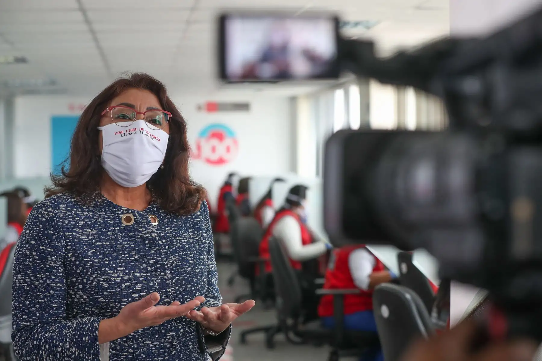 Premier Violeta Bermúdez visita al equipo de la Línea 100 del MIMP, servicio gratuito de 24 horas, especializado en brindar información, orientación, consejería y soporte emocional a las personas afectadas en hechos de violencia. Foto: ANDINA/PCM