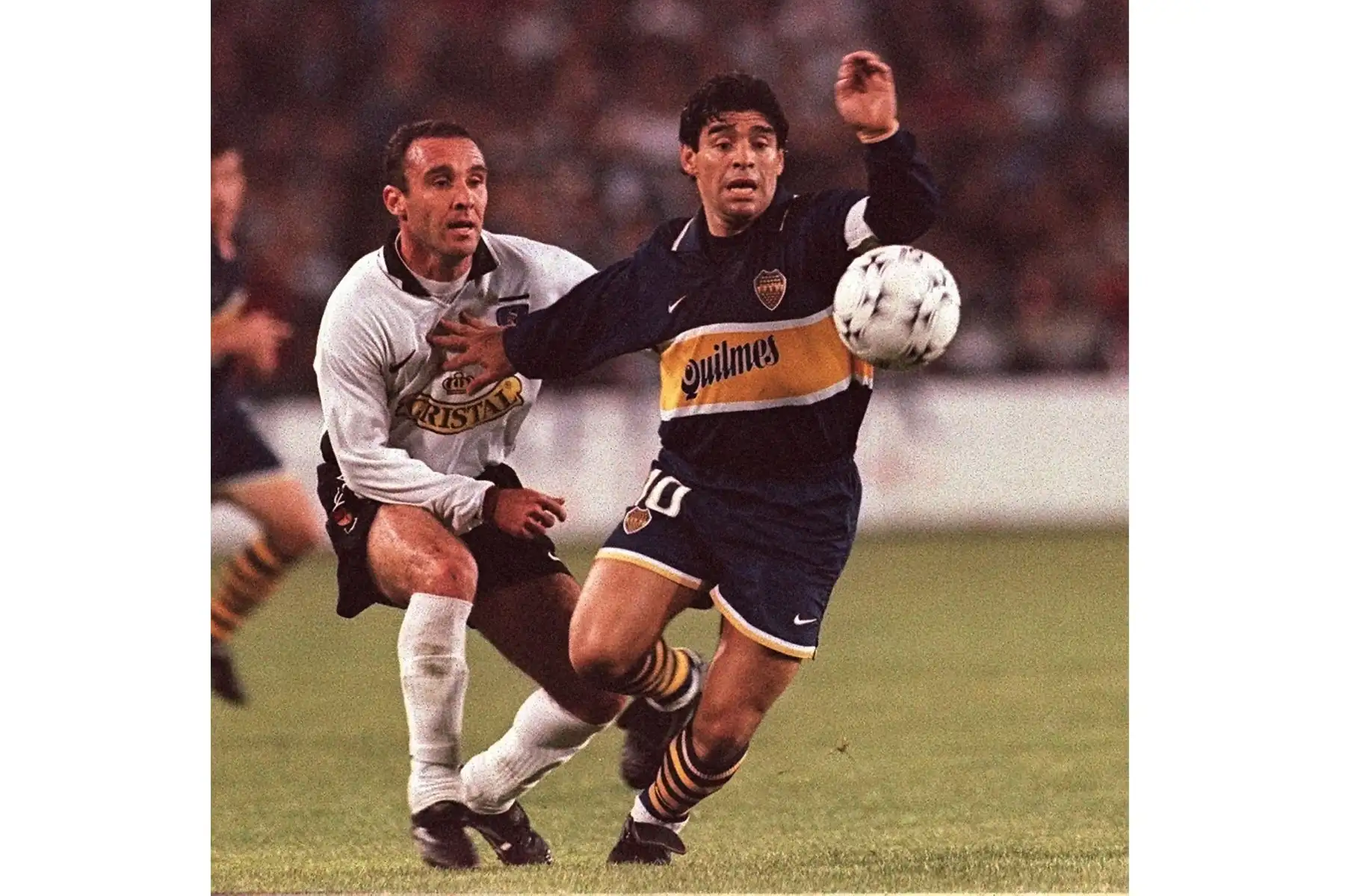 Boca Juniors de Argenitna Boca Juniors de Argenitna Diego Armando Maradona y Marcelo Espina de Colo Colo de Chile luchan por el balón durante el partido del Grupo Uno de la Supercopa Sudamericana el 24 de septiembre en Santiago, Chile. Foto: AFP