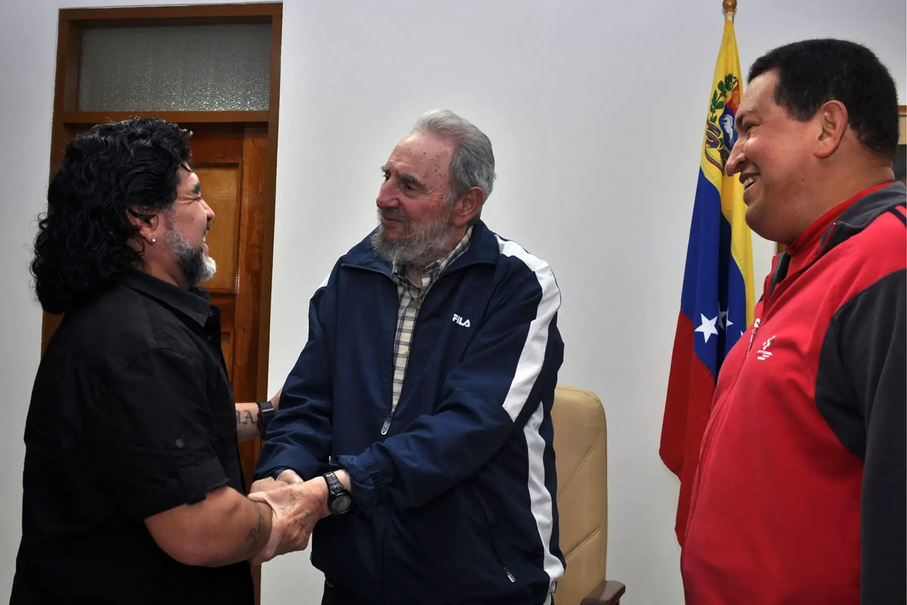 Fotografía publicada por el Ministerio de Comunicación e Información de Venezuela (Minci) muestra al presidente venezolano Hugo Chávez, el presidente cubano Fidel Castro y futbolista argentino Diego Maradona, en La Habana, el 23 de julio de 2011. Foto: AFP