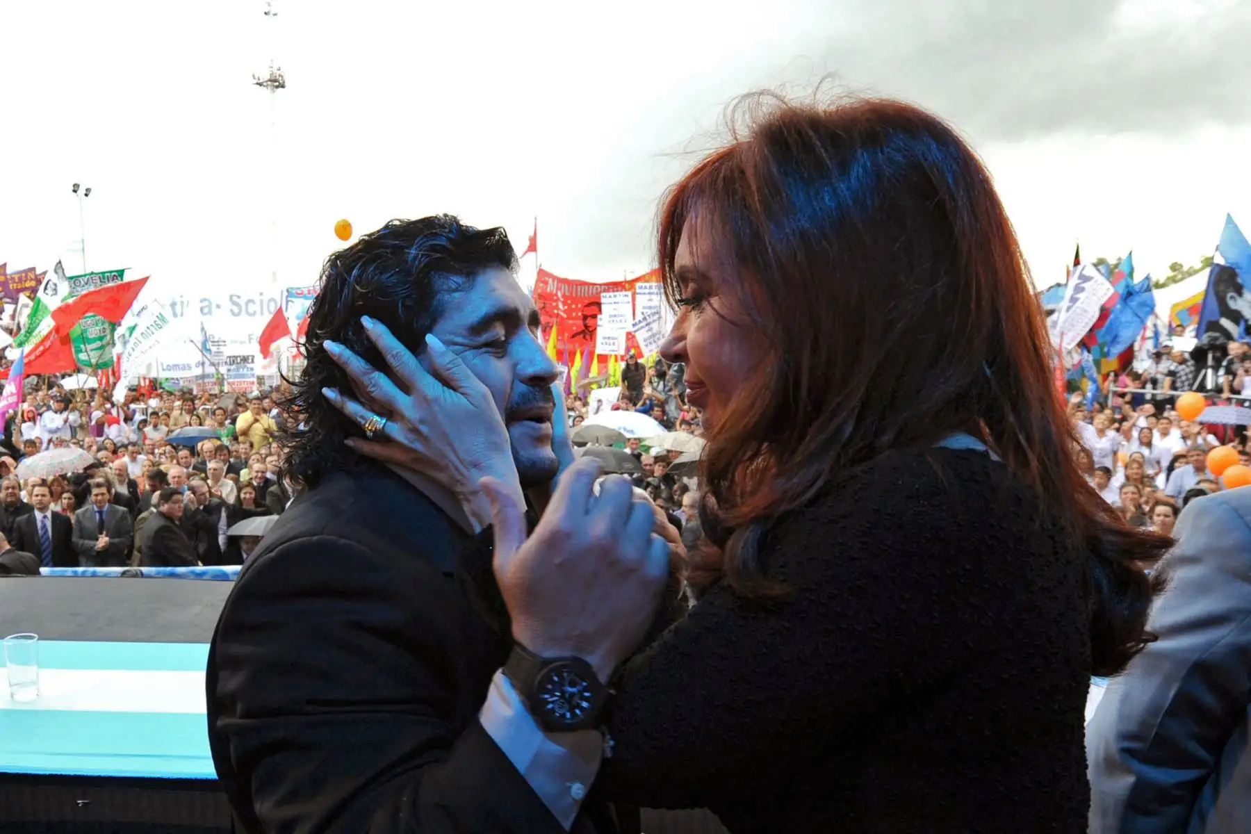 Foto del folleto publicado por la presidencia argentina de la presidenta argentina Cristina Fernández de Kirchner cogiendo el rostro del ex entrenador de la selección argentina de fútbol, Diego Maradona, durante un mitin en Lomas de Zamora, Buenos Aires, el 2 de diciembre de 2010. Foto: AFP