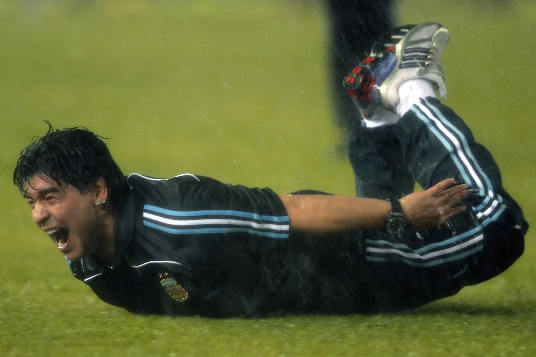 El entrenador de la selección argentina, Diego Maradona, celebra bajo una fuerte lluvia, luego de que el futbolista Martín Palermo anotara el segundo gol del equipo contra Perú durante su partido de fútbol de clasificación para la Copa Mundial de la FIFA Sudáfrica 2010, en el estadio Monumental de Buenos Aires. Foto: AFP