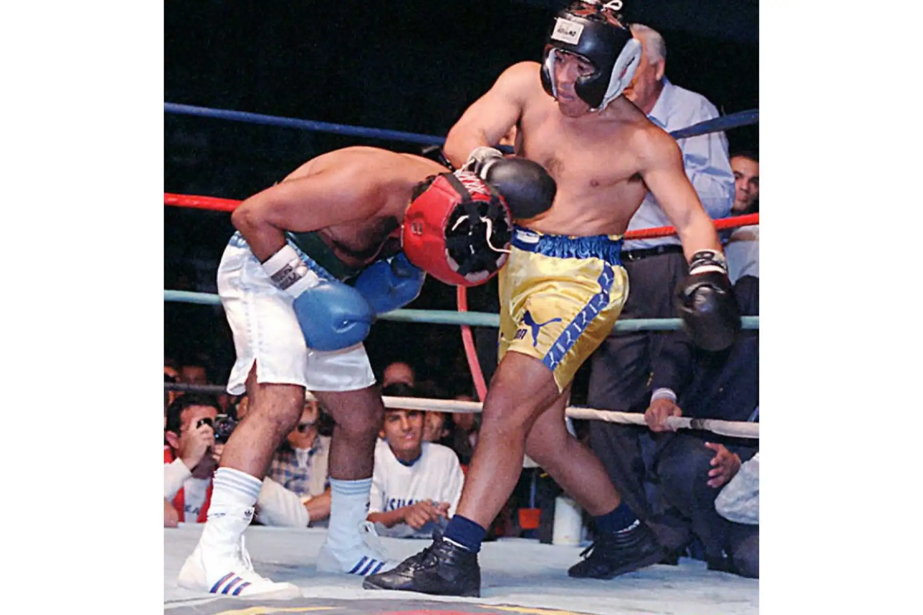 La estrella del fútbol argentino Diego Maradona contra Santos Laciar, un ex triple campeón mundial de boxeo, en un encuentro de exhibición el 03 de abril en Córdoba, Argentina. Foto: AFP