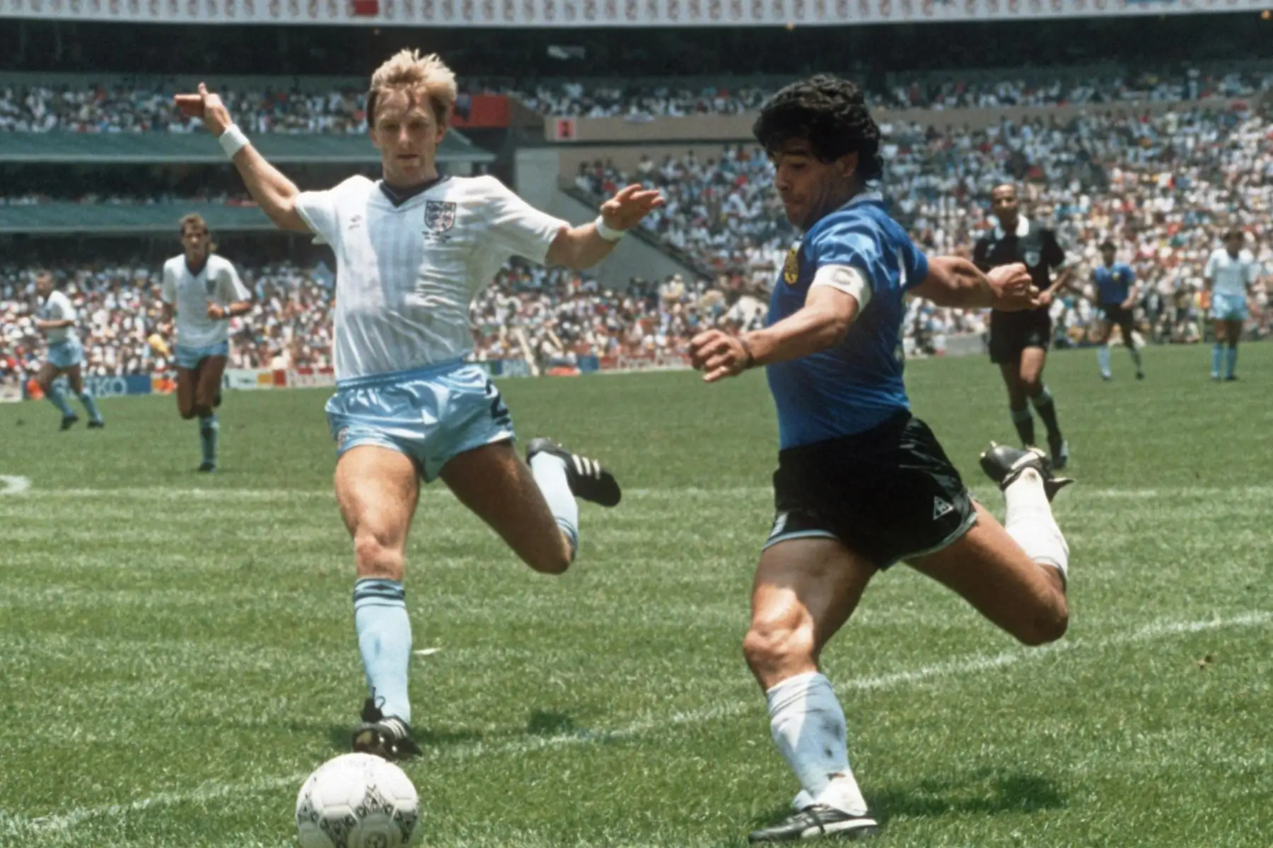 El delantero argentino Diego Maradona se prepara para cruzar el balón bajo la presión del defensor inglés Gary Stevens durante el partido de cuartos de final de la Copa del Mundo entre Argentina e Inglaterra, el 22 de junio de 1986 en la Ciudad de México. Foto: AFP