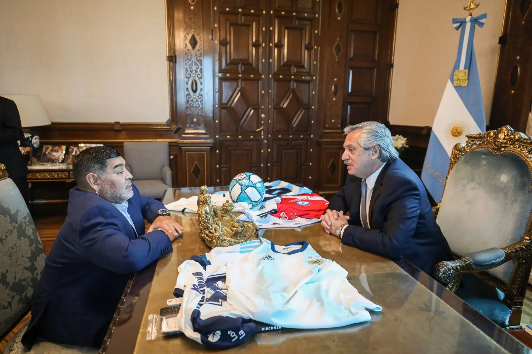 Imagen del folleto difundido por la Presidencia argentina que muestra al presidente de Argentina, Alberto Fernández, en una reunión privada con la leyenda del fútbol argentino Diego Maradona, actual entrenador del equipo argentino Gimnasia y Esgrima La Plata, en el Palacio Presidencial Casa Rosada, en Buenos Aires, el 26 de diciembre 2019. Foto: AFP