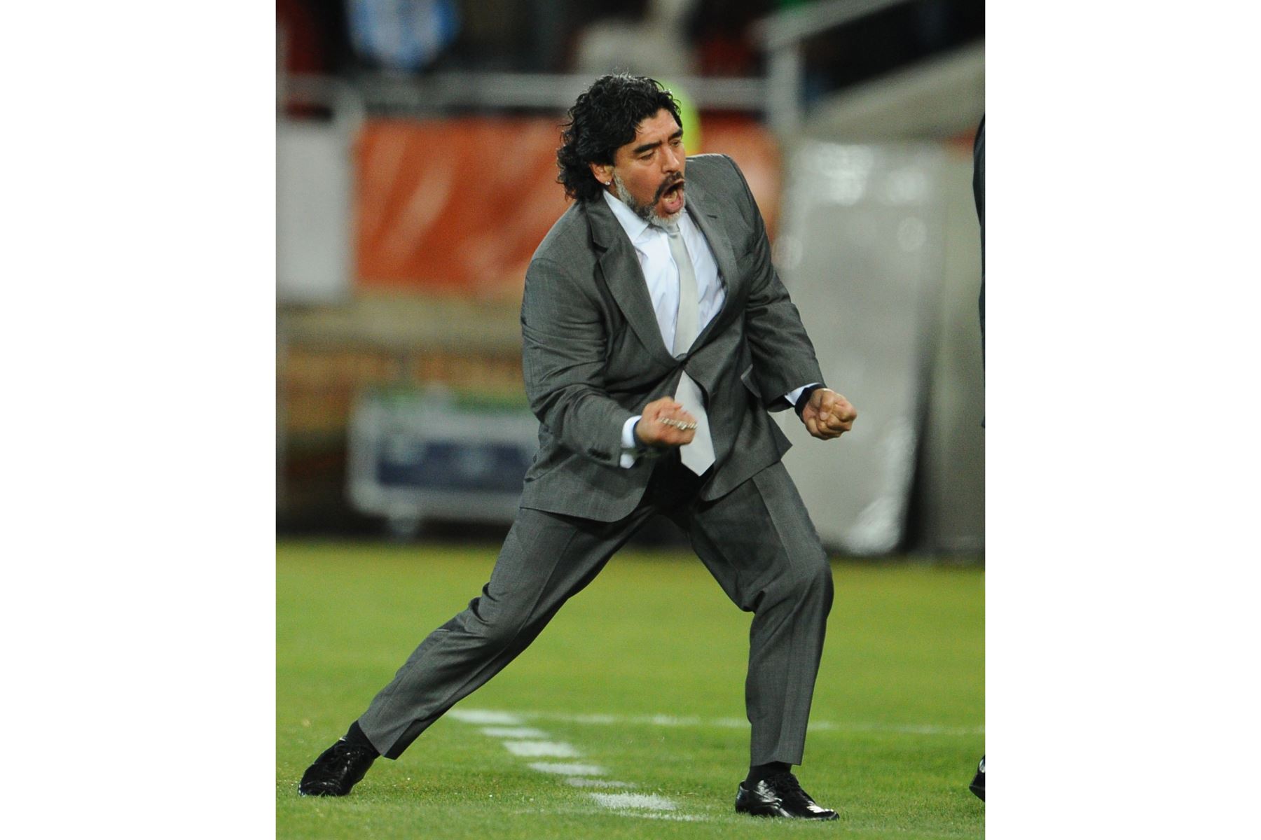 En esta foto de archivo tomada el 22 de junio de 2010, el entrenador de Argentina Diego Maradona celebra después de que el defensa argentino Martin Demichel anotara durante el partido de fútbol de la primera ronda del Grupo B de la Copa Mundial 2010, Grecia vs Argentina, en el estadio Peter Mokaba en Polokwane. Foto: AFP