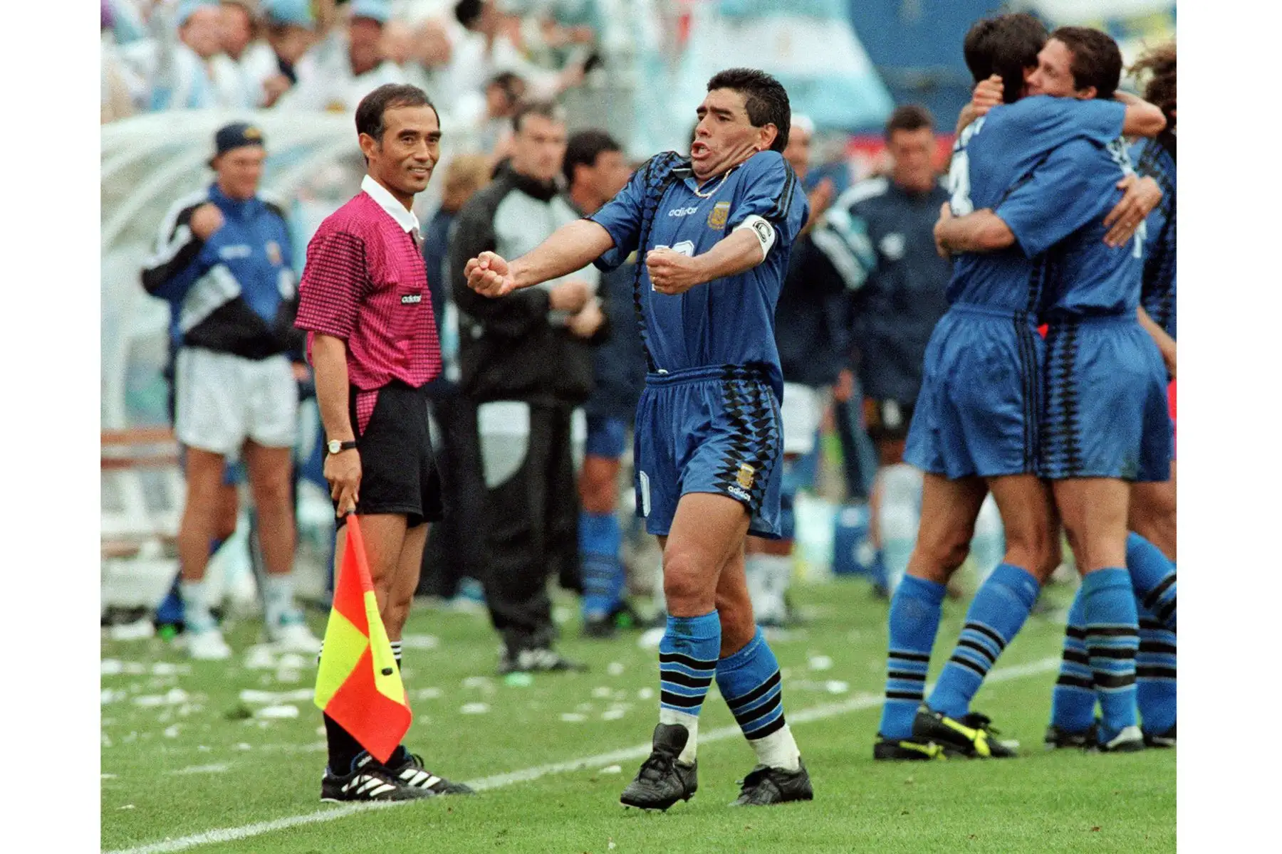 En esta foto de archivo tomada el 21 de junio de 1994, el capitán de la selección argentina de fútbol de la Copa Mundial, Diego Maradona, grita mientras él y sus compañeros celebran durante partido de la Copa del Mundo contra Grecia en el estadio Foxboro cerca de Boston. Foto: AFP