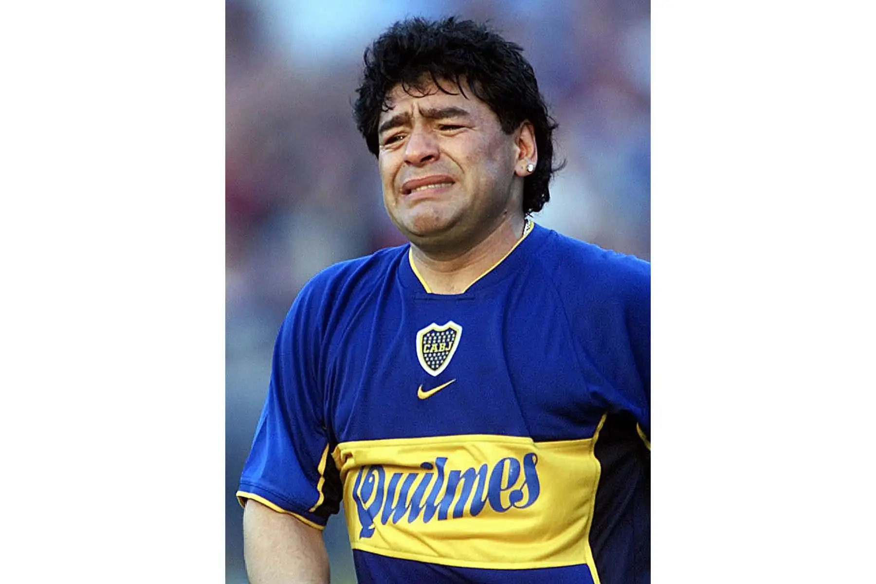 En esta foto de archivo tomada el 10 de noviembre de 2001, la estrella del fútbol argentino Diego Maradona se siente abrumado por la emoción durante un evento en su honor en el estadio "La Bombonera". Foto: AFP