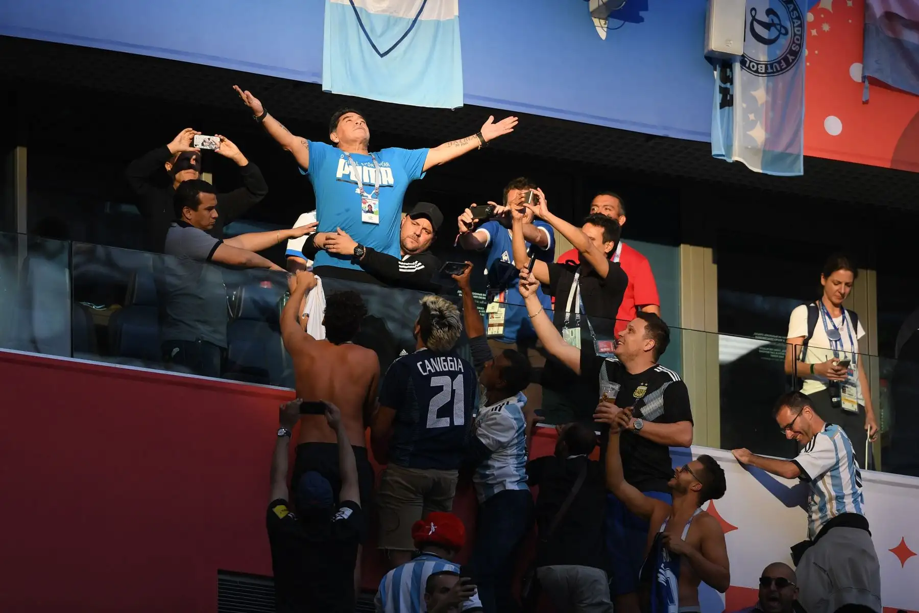 En esta foto de archivo tomada el 26 de junio de 2018, el jugador argentino retirado Diego Maradona hace un gesto antes del partido de fútbol del Grupo D de la Copa Mundial Rusia 2018 entre Nigeria y Argentina, en el Estadio de San Petersburgo en San Petersburgo. Foto: AFP