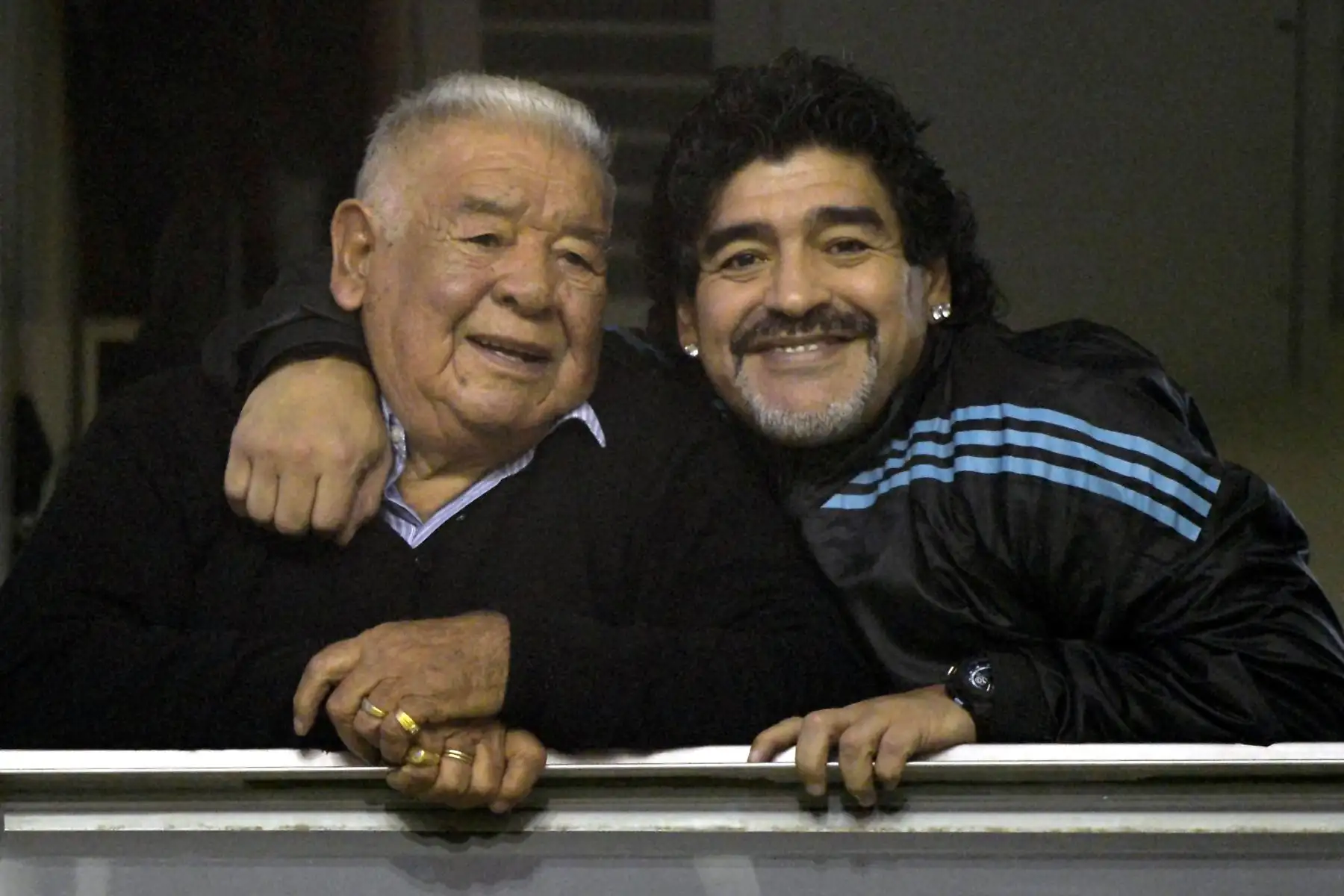 En esta foto de archivo tomada el 14 de junio de 2012, el ex futbolista argentino, Diego Maradona, abraza a su padre "Don Diego" antes del inicio del partido de ida de semifinales de la Copa Libertadores 2012 entre Boca Juniors y Universidad de Chile, en el estadio "La Bombonera" de Buenos Aires. Foto: AFP
