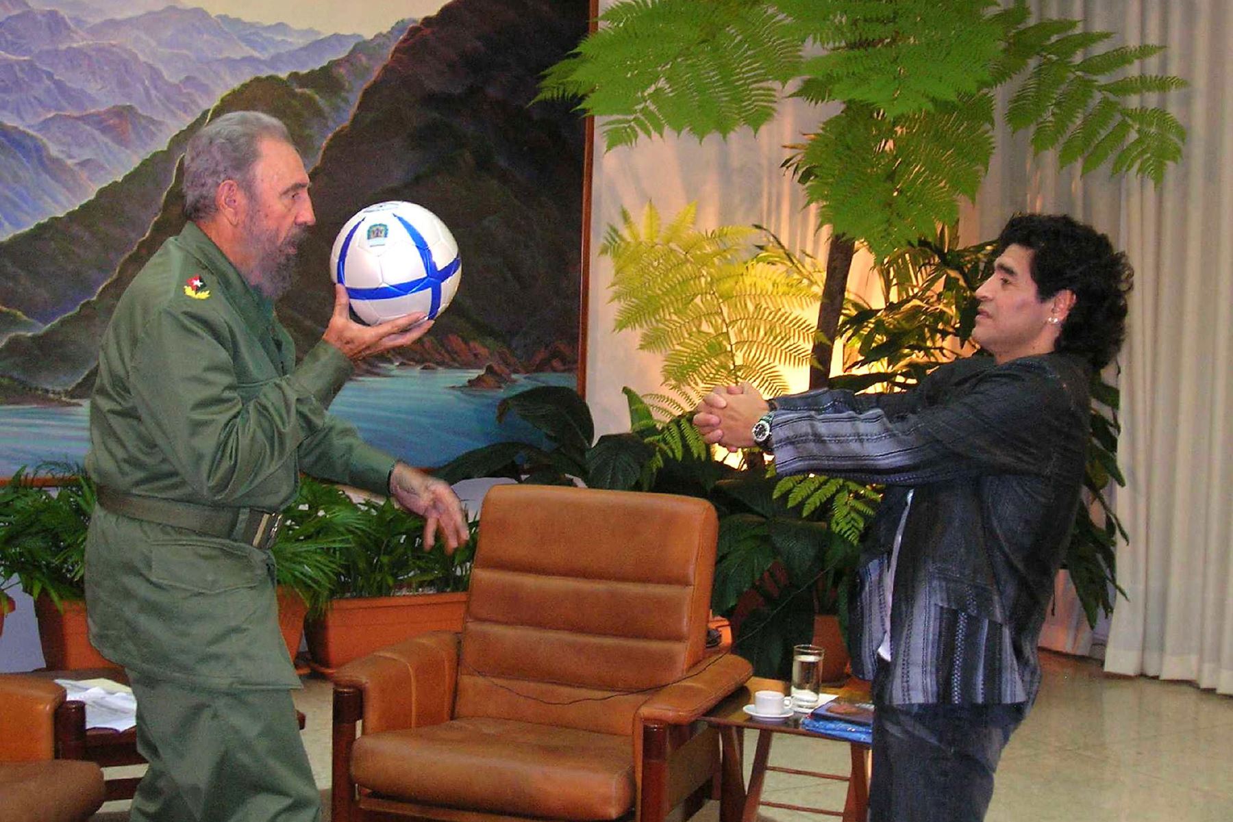 Foto del folleto divulgado por el Canal 13 argentino muestra al presidente cubano Fidel Castro jugando con una pelota de fútbol con la estrella del fútbol argentino Diego Armando Maradona, durante la grabación del programa de televisión de Maradona "La noche de los 10" en La Habana, el 26 de octubre de 2005. Foto: AFP