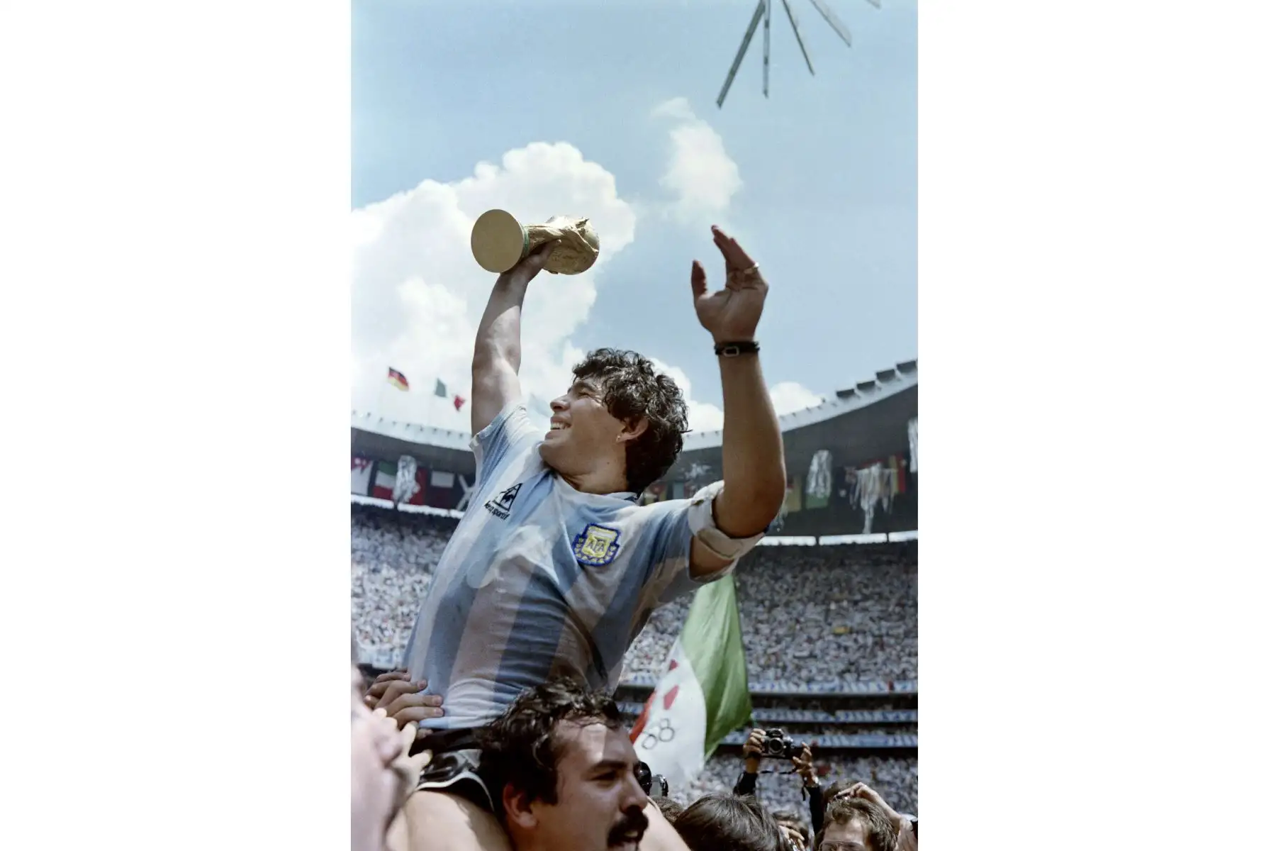En esta foto de archivo tomada el 29 de junio de 1986, el capitán del equipo y estrella del fútbol argentino Diego Maradona alza la Copa Mundial de Fútbol ganada por su equipo luego de una victoria por 3-2 sobre Alemania Occidental, en el estadio Azteca de la Ciudad de México. Foto: AFP