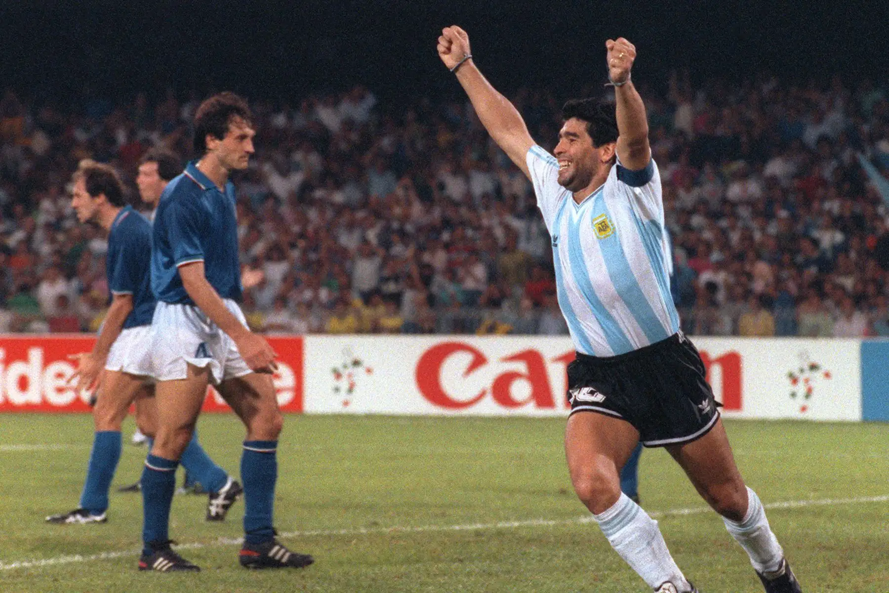 En esta foto de archivo tomada el 3 de julio de 1990, el delantero argentino Diego Maradona celebra después de que su compañero Claudio Caniggia empatara el marcador 1 a 1 durante la semifinal de la Copa del Mundo entre Italia y Argentina, en Nápoles. Foto: AFP