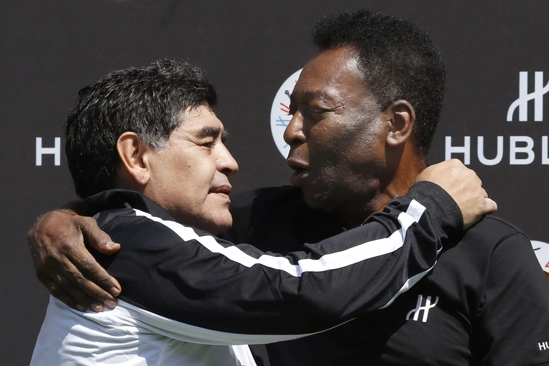 En esta foto de archivo tomada el 9 de junio de 2016, el astro del fútbol argentino Diego Maradona y el crack  brasileño Pele posan después de un partido de fútbol organizado por el relojero de lujo suizo Hublot en el Jardin du Palais Royal de París. Foto: AFP