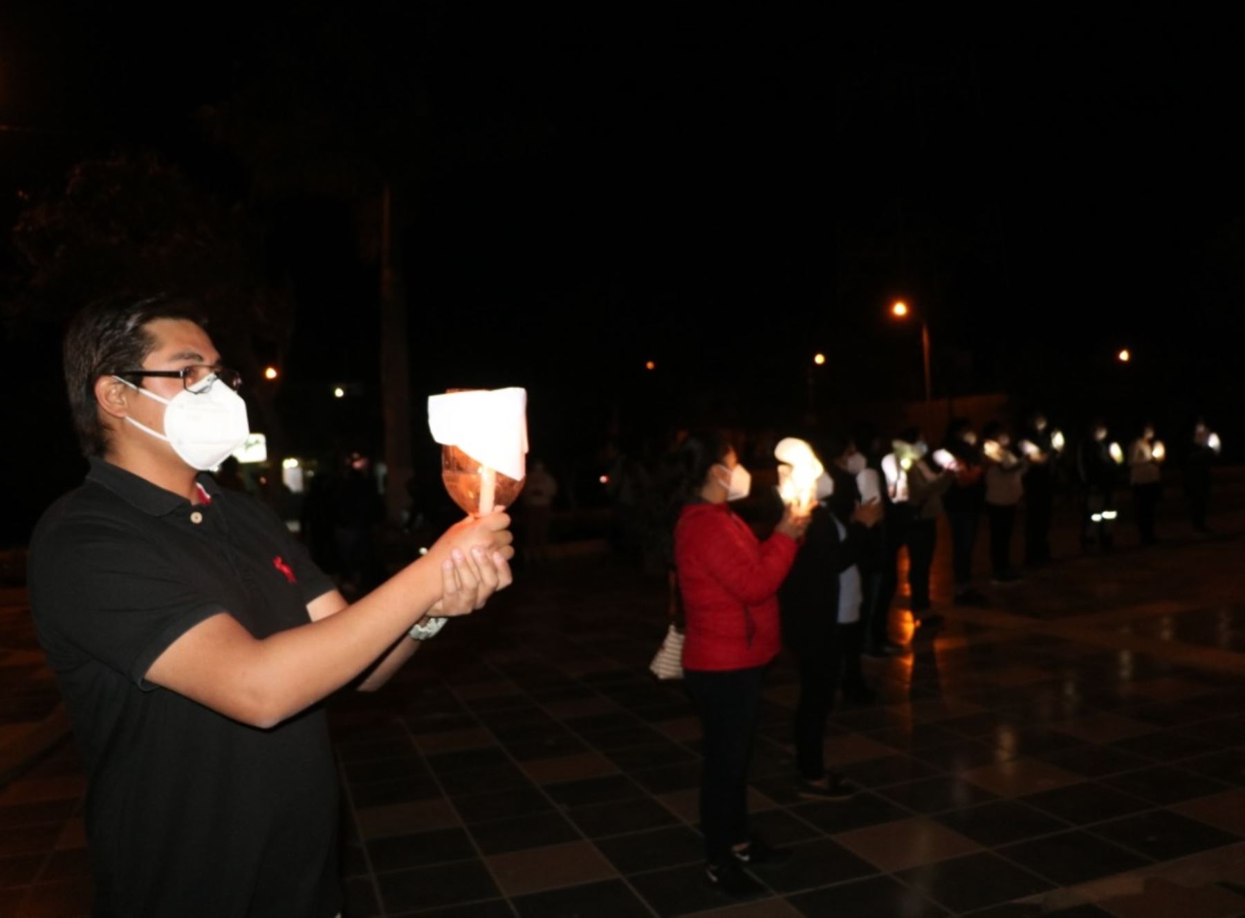 Pobladores de la provincia de Pacasmayo, en La Libertad, encendieron velas en homenaje a las víctimas del covid-19 en la plaza de Armas de San Pedro de Lloc. ANDINA/Difusión