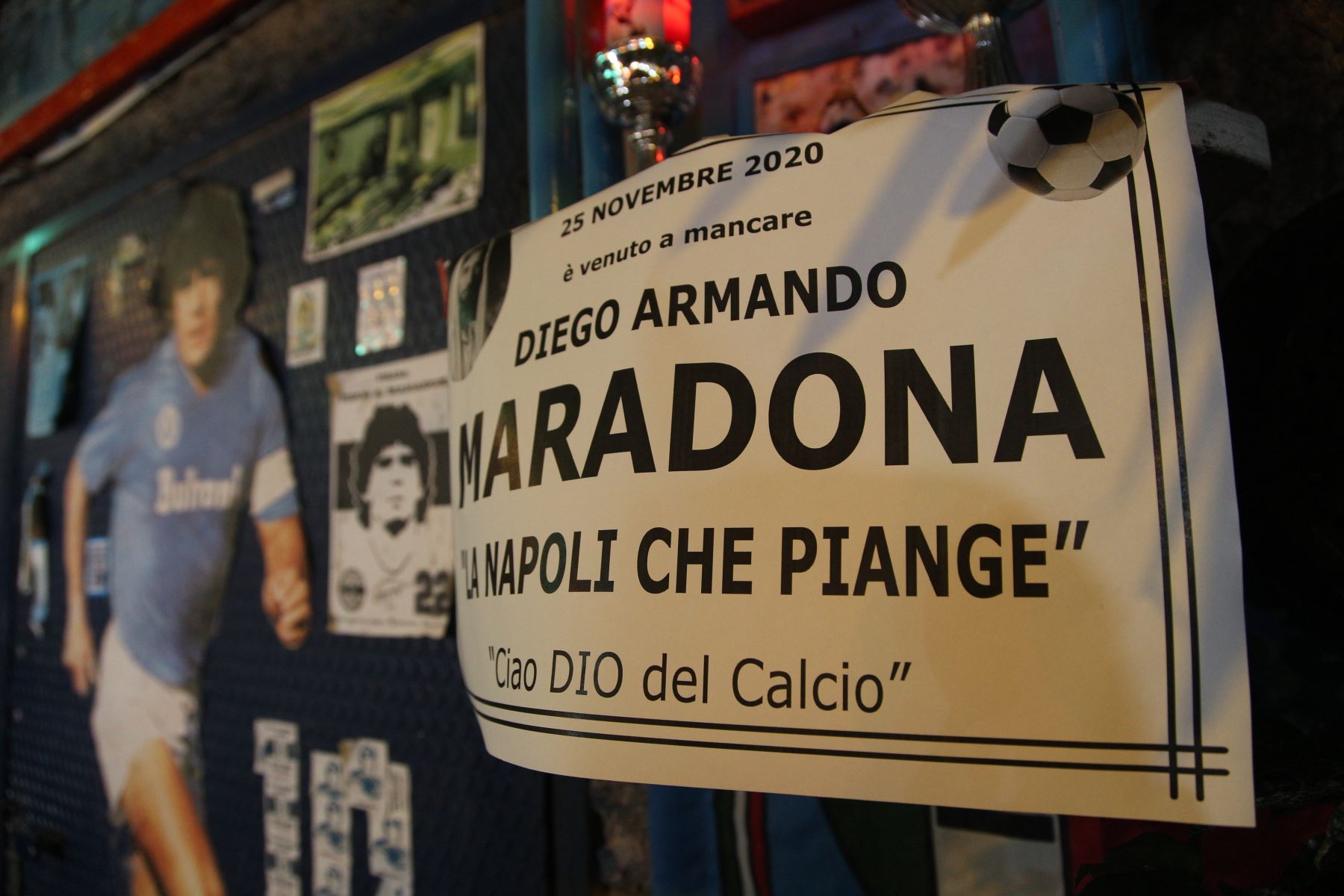 Un santuario con la inscripción "Maradona falleció el 25 de noviembre de 2020. Napoli llora, adiós al dios del fútbol" se muestra en la llamada "Esquina Maradona" en la parte superior del Quartieri Spagnoli, en Nápoles. Foto: AFP