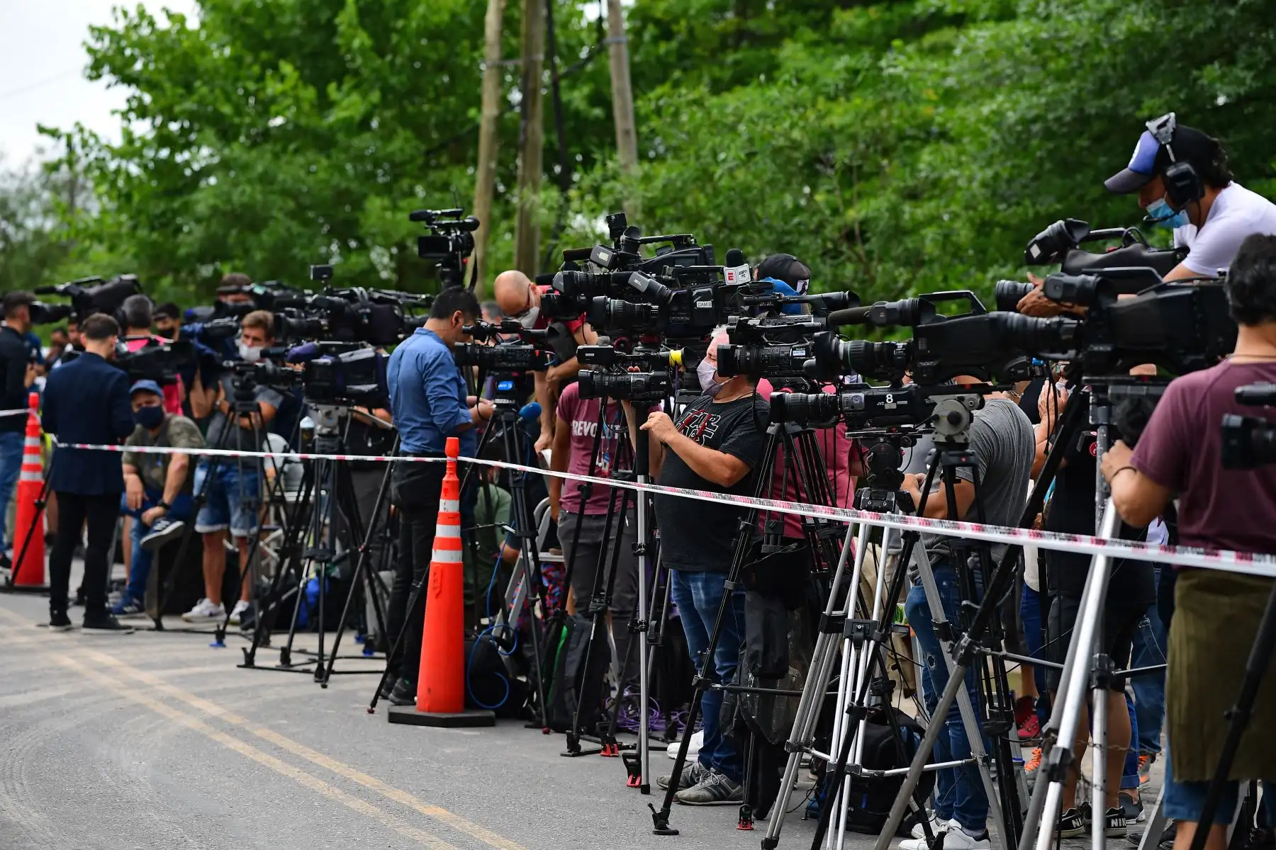 La prensa trabaja fuera de la urbanización donde se encuentra la casa del futbolista argentino Diego Maradona, en Benavidez, provincia de Buenos Aires. Foto: AFP