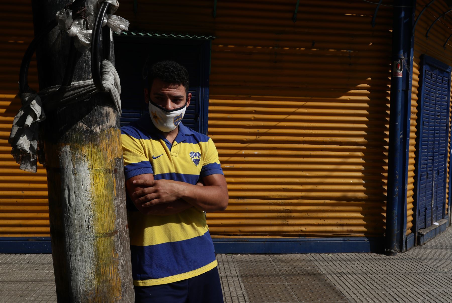 Un fanático espera afuera del estadio La Bombonera en el barrio de La Boca, en Buenos Aires. Foto: AFP