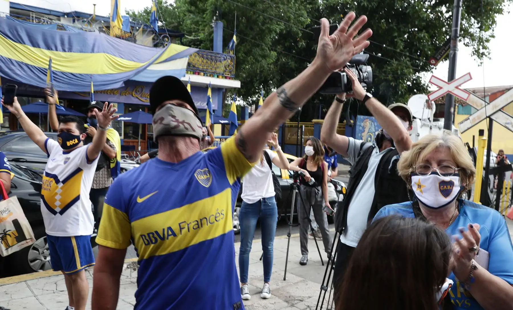 Los fanáticos de la estrella del fútbol argentino Diego Maradona cantan consignas afuera de la entrada del estadio Boca Juniors, "La Bombonera", Argentina. Foto: AFP