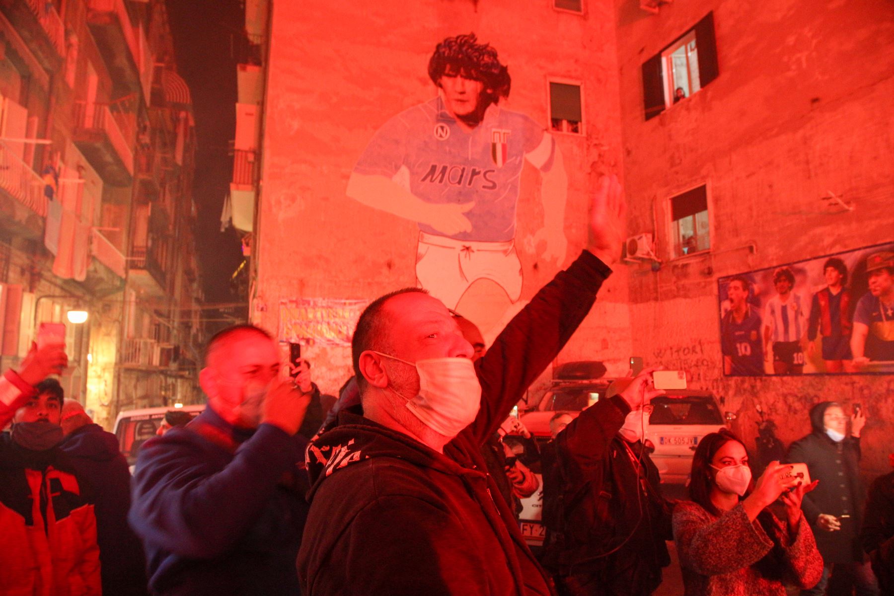 La gente se reúne en la cima del Quartieri Spagnoli en Nápoles tras la muerte de Diego Armando Maradona. Foto: AFP
