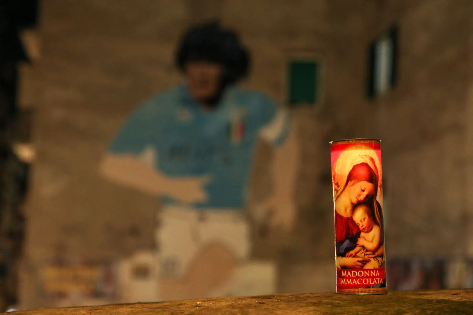 Una vela con la inscripción "Inmaculada Maradona" se observa, en Nápoles. Foto: AFP