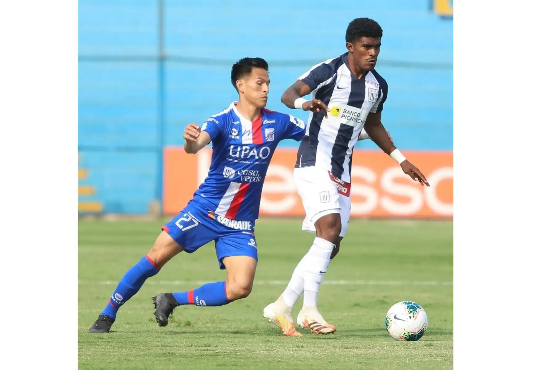 R. Fernández de Carlos Municci se enfrenta por el balón ante su rival de Alianza Lima por la octava fecha de la fase 2, en el estadio Alberto Gallardo. Foto: Liga 1