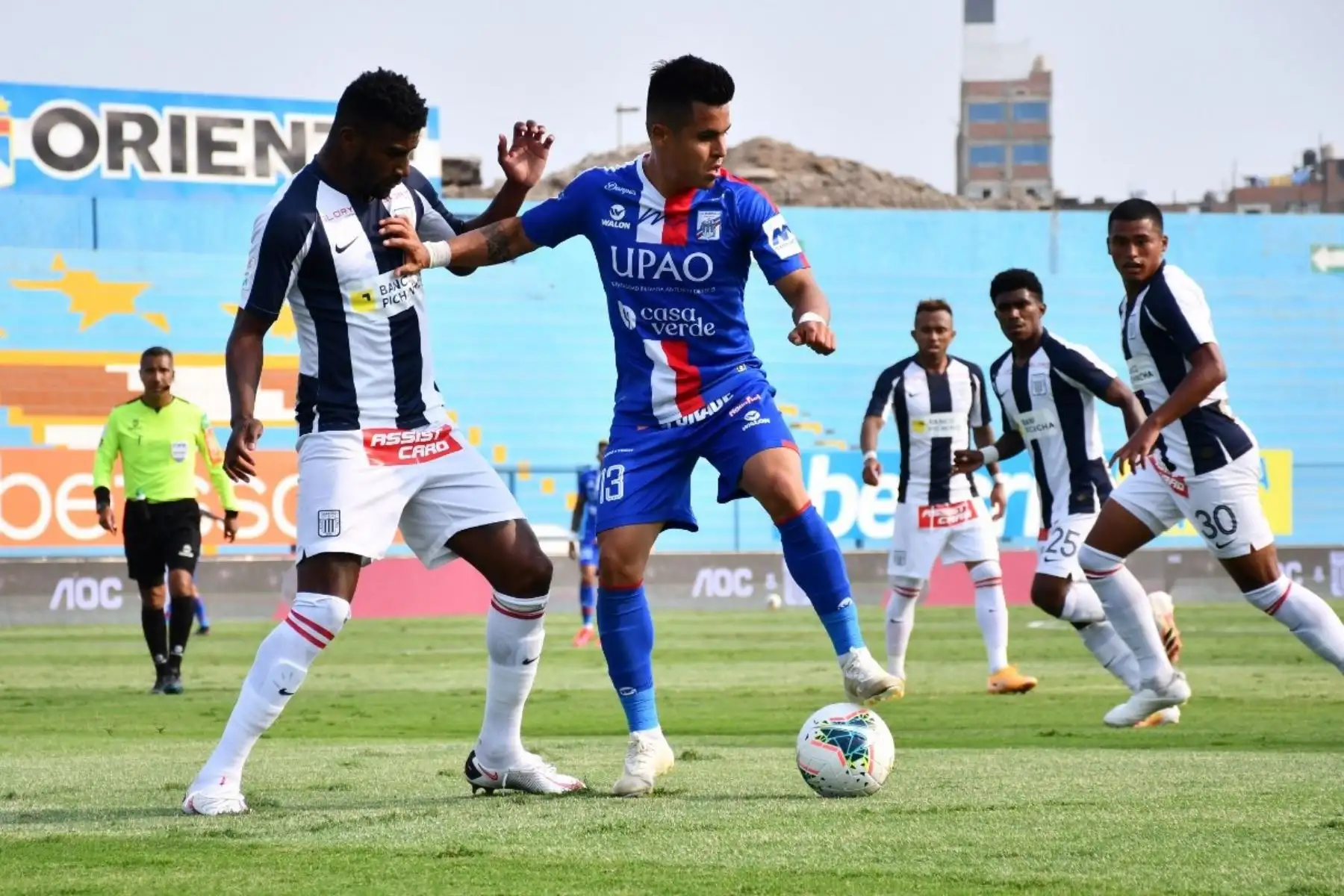 R. Lagos de Carlos Manucci se enfrenta por el balón ante su rival de Alianza Lima durante partido por la octava fecha de la fase 2, en el estadio Alberto Gallardo. Foto: Liga 1