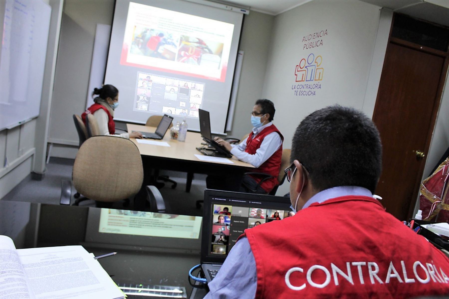 Personal de la Contraloría recibe alertad ciudadanas en Junín, durante la primera audiencia virtual 