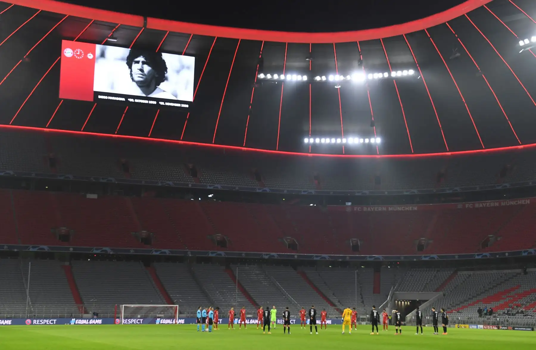 Los jugadores guardan un minuto de silencio por la leyenda del fútbol argentino Diego Maradona antes del partido de fútbol del grupo A de la Liga de Campeones de la UEFA Bayern Munich v Salzburg en Munich. Foto: AFP
