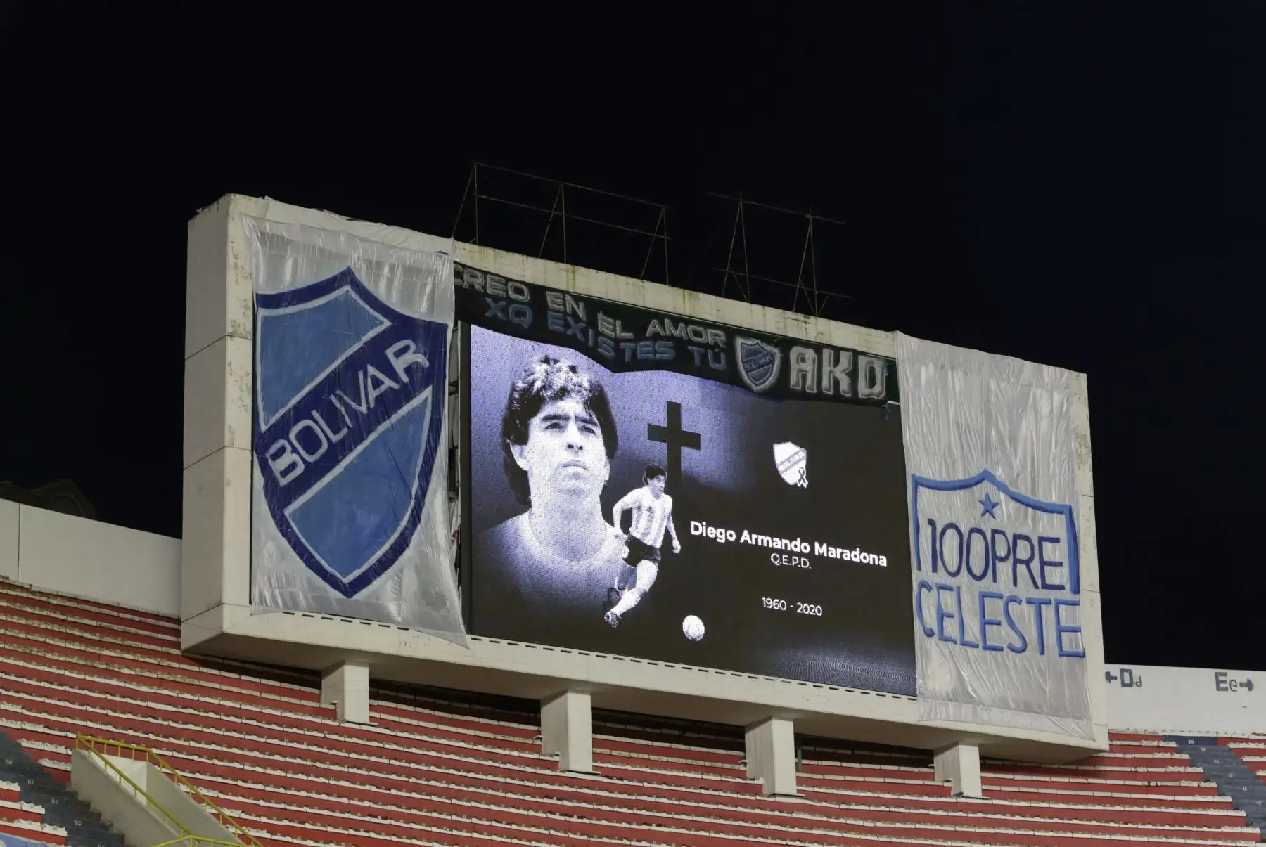 Vista de un cartel en homenaje al fallecido astro del fútbol argentino Diego Armando Maradona en el estadio Hernando Siles de La Paz. Foto: AFP