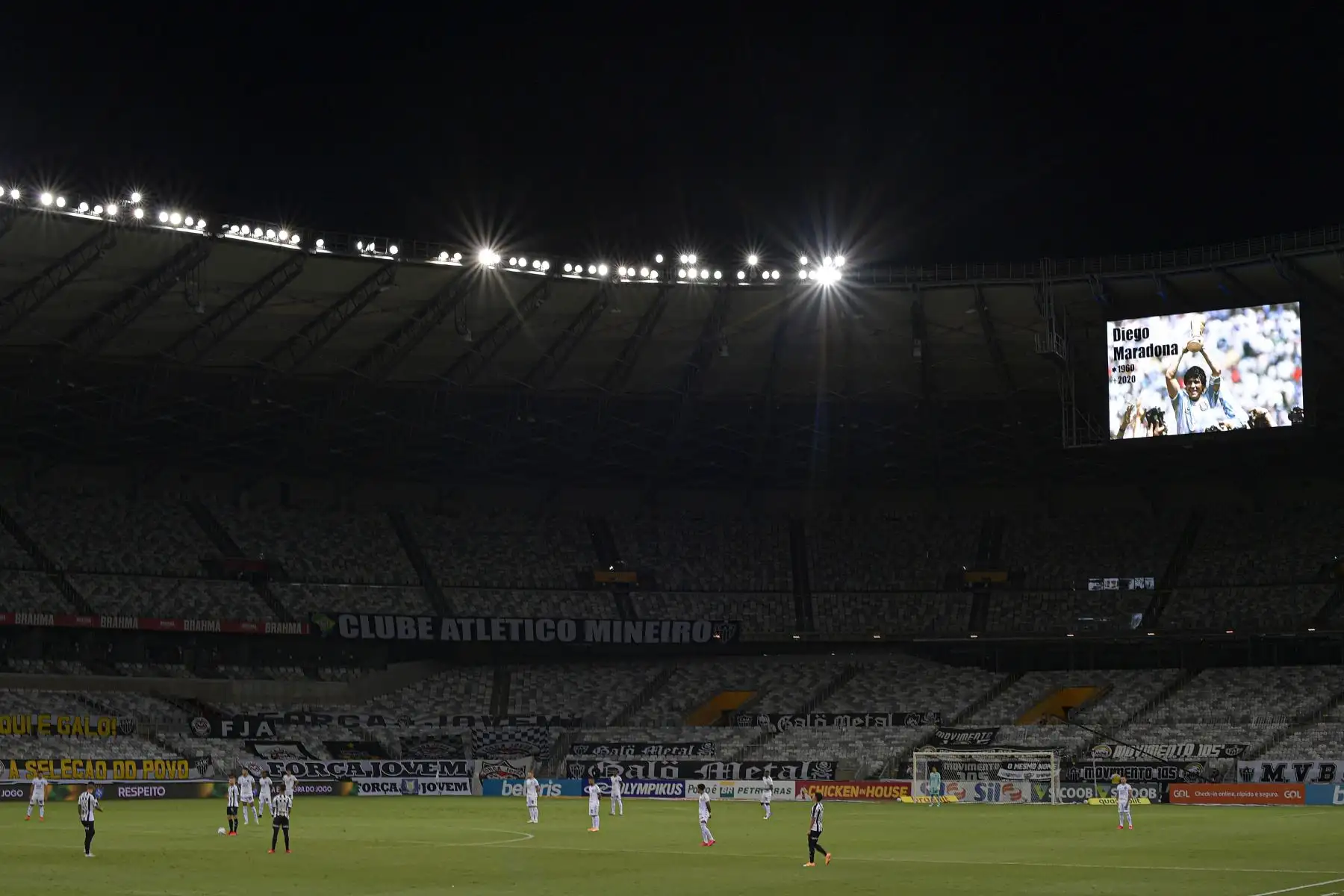 Una imagen de Diego Maradona se ve en una pantalla en el estadio Mineirao, para rendir homenaje el día de su muerte durante el partido entre Atlético Mineiro y Botafogo por el Campeonato Brasileño. Foto: AFP